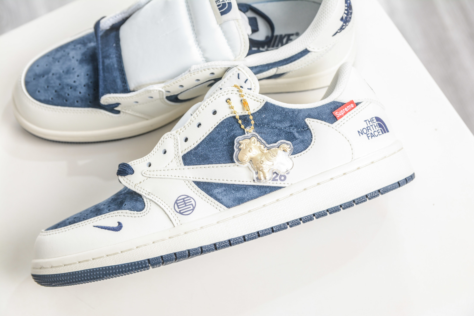 270 The North Face x Supreme x Travis Scott x Air Jordan 1 Low乔丹1代低帮倒钩北面Sup马年限定联名-白深蓝 DM7866-125-Chinese UA Cheap High Quatity Brand Clothes Bags handbags Sneakers wholesale wholesaler seller from China Factory suppliers Fashion Clothing Shoes best Quality Beautiful Price 270 The North Face x Supreme x Travis Scott x Air Jordan 1 Low乔丹1代低帮倒钩北面Sup马年限定联名-白深蓝 DM7866-125