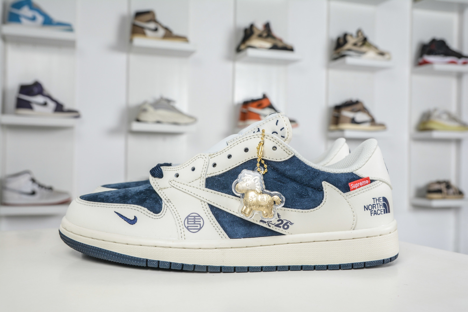 270 The North Face x Supreme x Travis Scott x Air Jordan 1 Low乔丹1代低帮倒钩北面Sup马年限定联名-白深蓝 DM7866-125-Chinese UA Cheap High Quatity Brand Clothes Bags handbags Sneakers wholesale wholesaler seller from China Factory suppliers Fashion Clothing Shoes best Quality Beautiful Price 270 The North Face x Supreme x Travis Scott x Air Jordan 1 Low乔丹1代低帮倒钩北面Sup马年限定联名-白深蓝 DM7866-125