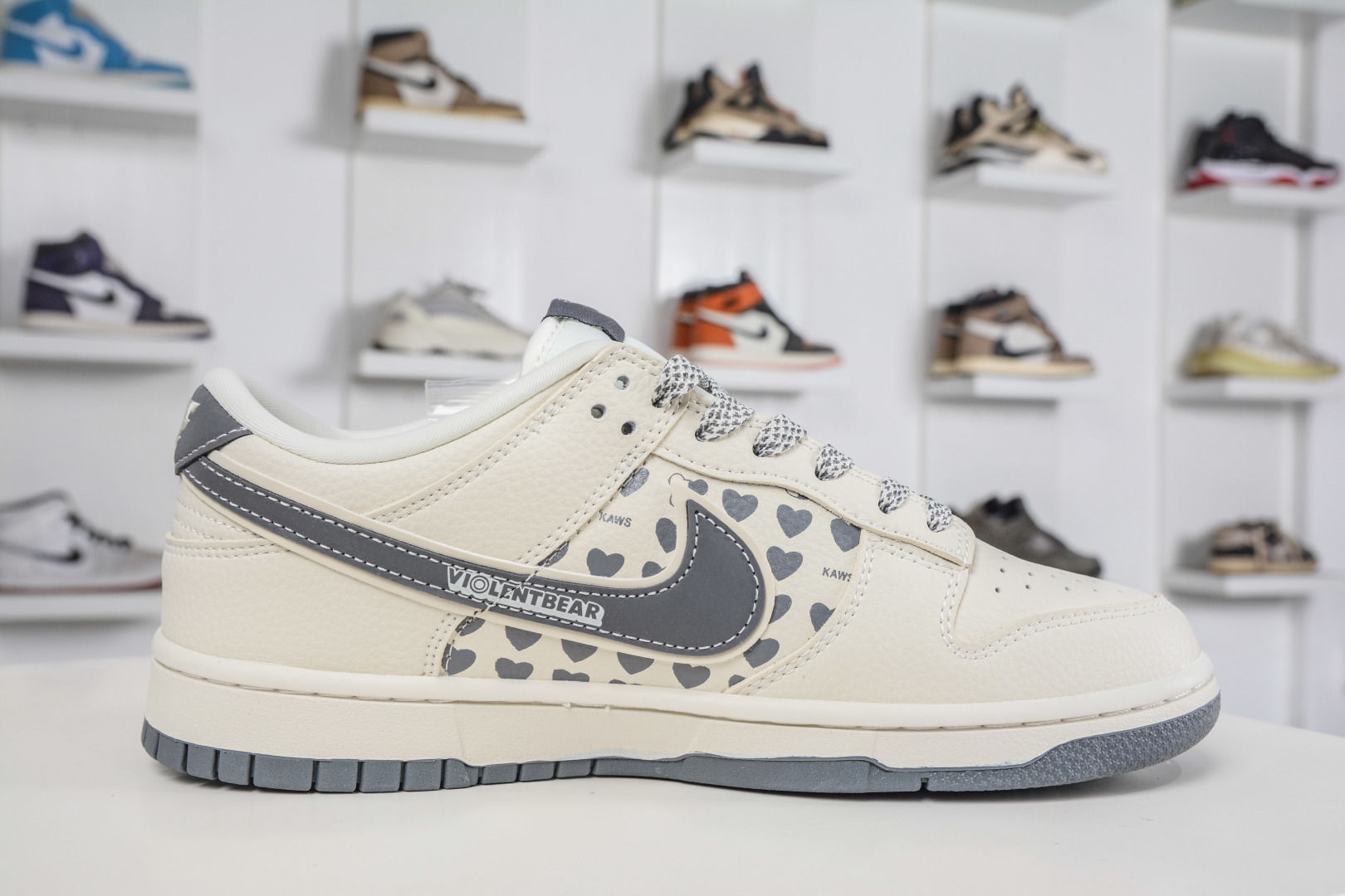 Nike SB Dunk Low x BE@RBRICK 暴力熊联名-白灰双钩 TX1688-006-Top High Quatity Cheap Sneakers Fashion Clothing Clothes Bags handbags Shoes of all Brand wholesale With The best Quality And Beautiful Price from China Factory Chinese suppliers wholesaler seller Nike SB Dunk Low x BE@RBRICK 暴力熊联名-白灰双钩 TX1688-006