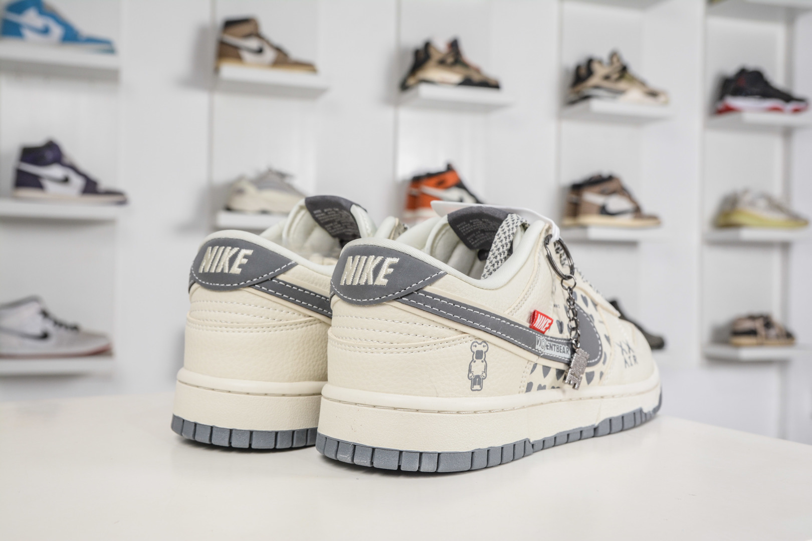 Nike SB Dunk Low x BE@RBRICK 暴力熊联名-白灰双钩 TX1688-006-Top High Quatity Cheap Sneakers Fashion Clothing Clothes Bags handbags Shoes of all Brand wholesale With The best Quality And Beautiful Price from China Factory Chinese suppliers wholesaler seller Nike SB Dunk Low x BE@RBRICK 暴力熊联名-白灰双钩 TX1688-006