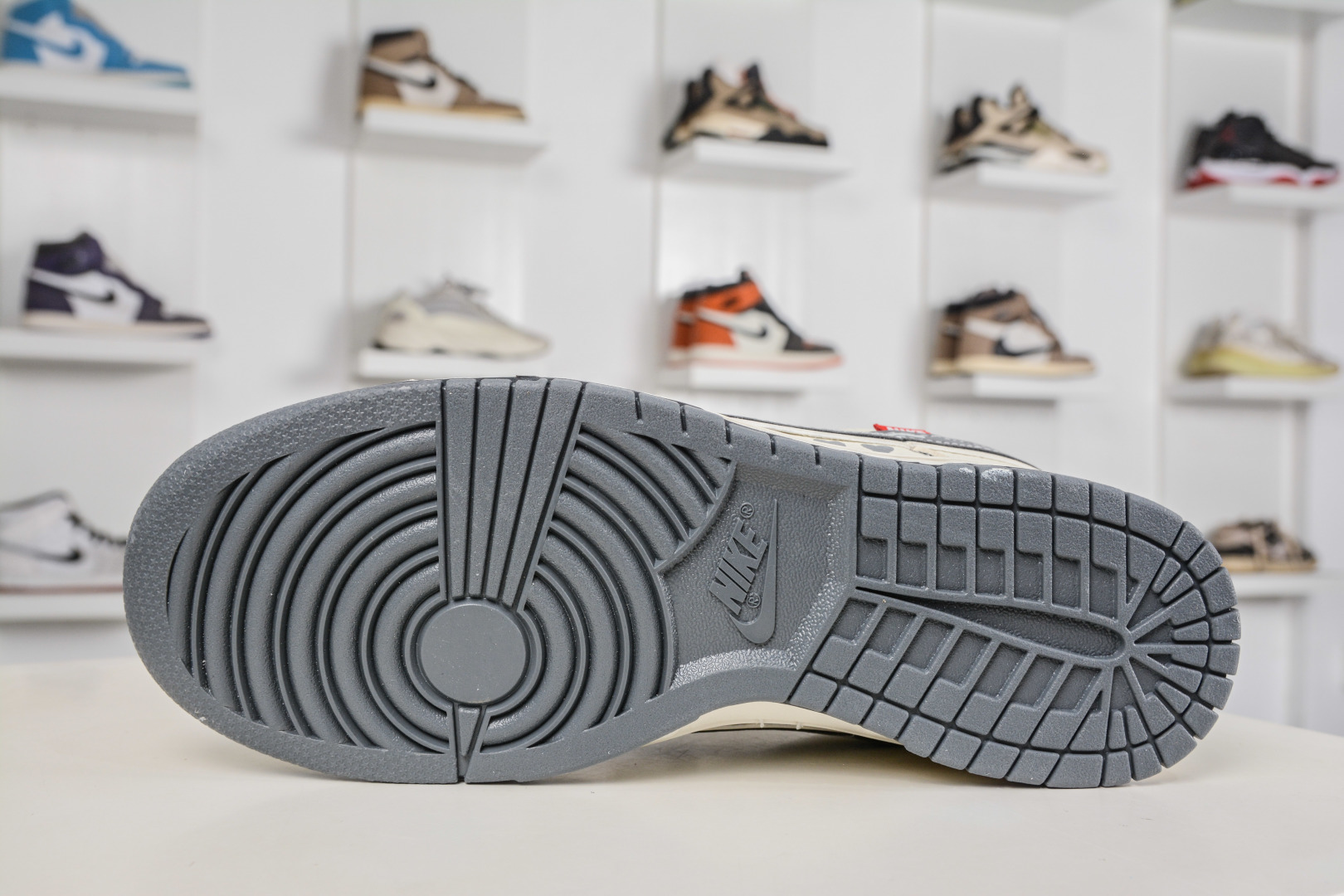 Nike SB Dunk Low x BE@RBRICK 暴力熊联名-白灰双钩 TX1688-006-Top High Quatity Cheap Sneakers Fashion Clothing Clothes Bags handbags Shoes of all Brand wholesale With The best Quality And Beautiful Price from China Factory Chinese suppliers wholesaler seller Nike SB Dunk Low x BE@RBRICK 暴力熊联名-白灰双钩 TX1688-006