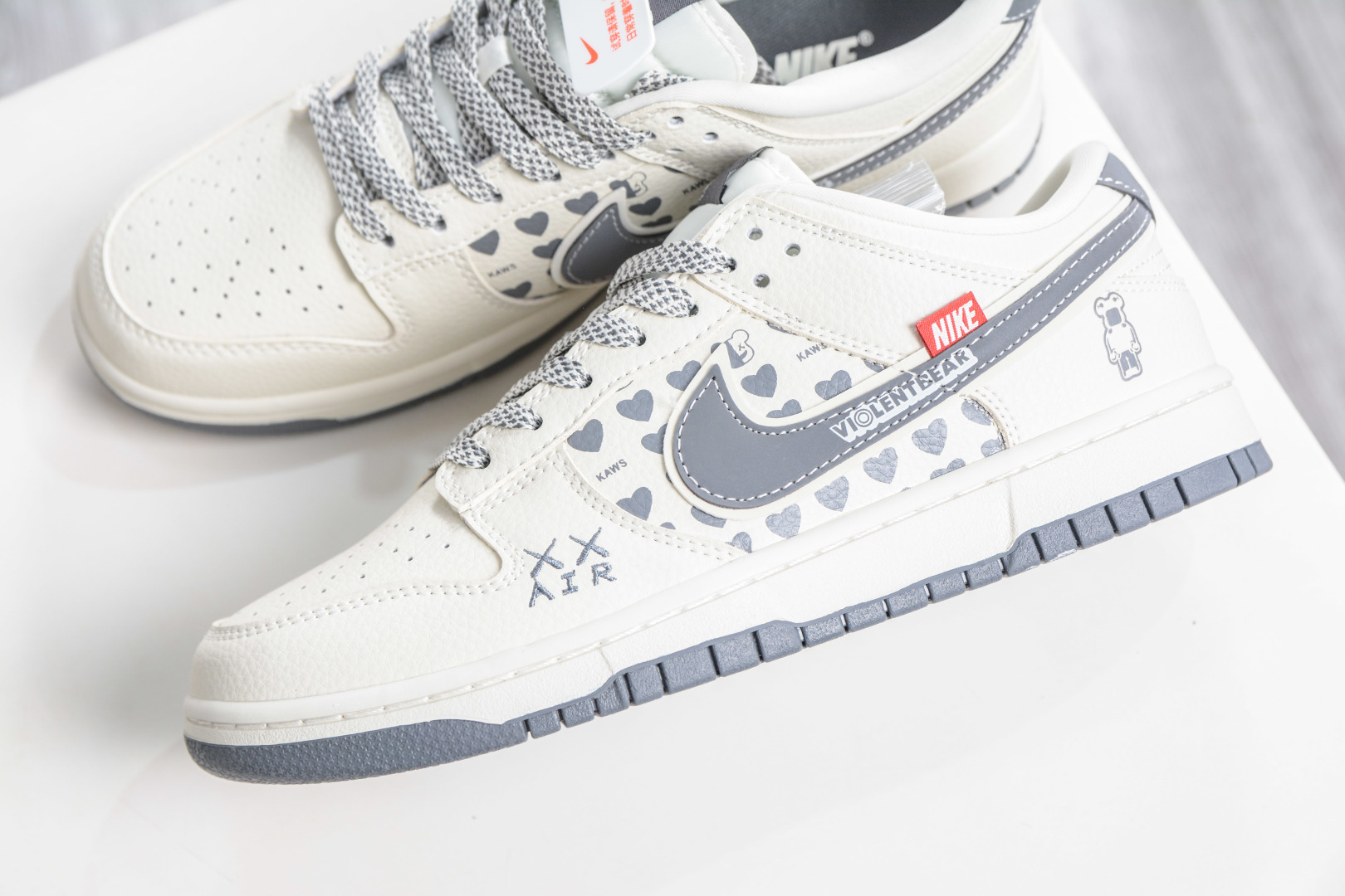 Nike SB Dunk Low x BE@RBRICK 暴力熊联名-白灰双钩 TX1688-006-Top High Quatity Cheap Sneakers Fashion Clothing Clothes Bags handbags Shoes of all Brand wholesale With The best Quality And Beautiful Price from China Factory Chinese suppliers wholesaler seller Nike SB Dunk Low x BE@RBRICK 暴力熊联名-白灰双钩 TX1688-006