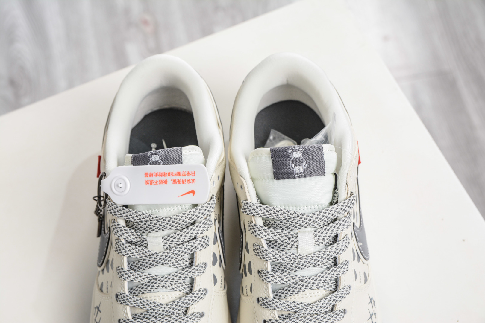 Nike SB Dunk Low x BE@RBRICK 暴力熊联名-白灰双钩 TX1688-006-Top High Quatity Cheap Sneakers Fashion Clothing Clothes Bags handbags Shoes of all Brand wholesale With The best Quality And Beautiful Price from China Factory Chinese suppliers wholesaler seller Nike SB Dunk Low x BE@RBRICK 暴力熊联名-白灰双钩 TX1688-006