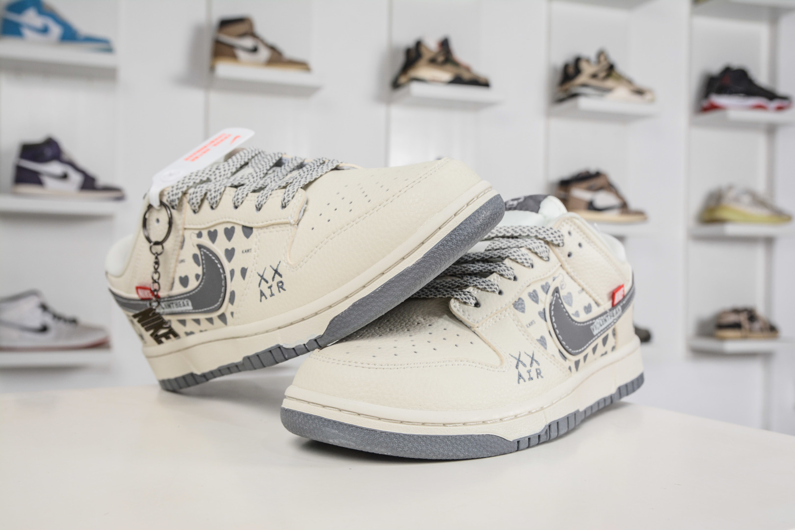 Nike SB Dunk Low x BE@RBRICK 暴力熊联名-白灰双钩 TX1688-006-Top High Quatity Cheap Sneakers Fashion Clothing Clothes Bags handbags Shoes of all Brand wholesale With The best Quality And Beautiful Price from China Factory Chinese suppliers wholesaler seller Nike SB Dunk Low x BE@RBRICK 暴力熊联名-白灰双钩 TX1688-006