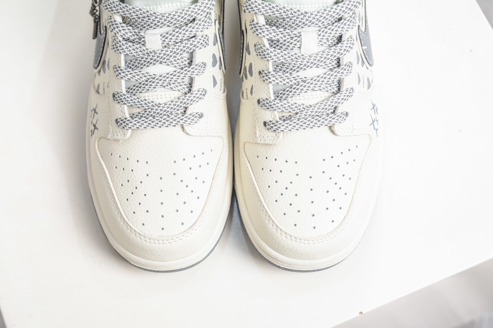 Nike SB Dunk Low x BE@RBRICK 暴力熊联名-白灰双钩 TX1688-006-Top High Quatity Cheap Sneakers Fashion Clothing Clothes Bags handbags Shoes of all Brand wholesale With The best Quality And Beautiful Price from China Factory Chinese suppliers wholesaler seller Nike SB Dunk Low x BE@RBRICK 暴力熊联名-白灰双钩 TX1688-006