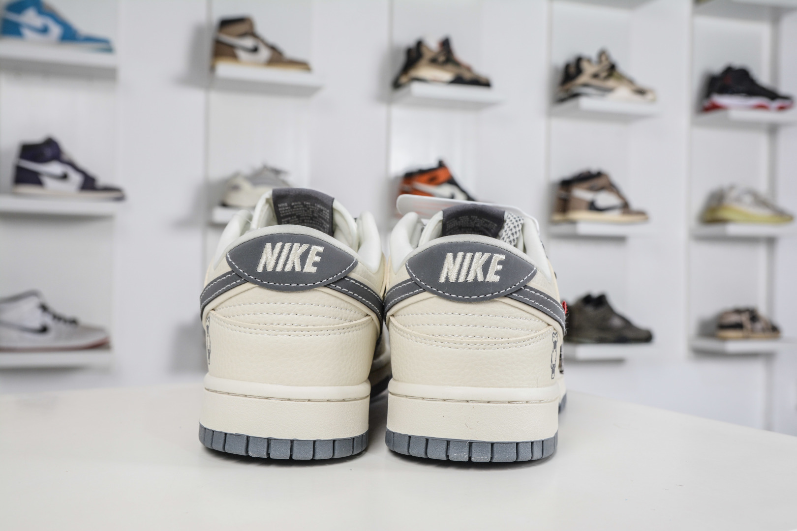 Nike SB Dunk Low x BE@RBRICK 暴力熊联名-白灰双钩 TX1688-006-Top High Quatity Cheap Sneakers Fashion Clothing Clothes Bags handbags Shoes of all Brand wholesale With The best Quality And Beautiful Price from China Factory Chinese suppliers wholesaler seller Nike SB Dunk Low x BE@RBRICK 暴力熊联名-白灰双钩 TX1688-006