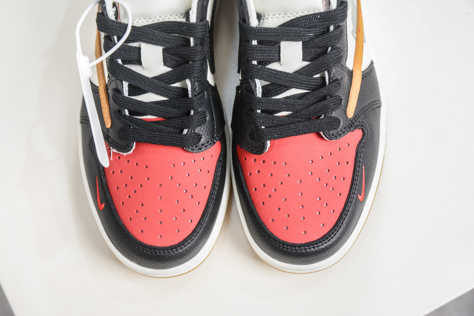 TS x Nike Air Jordan 1 Low 马年限定 白黑红金 DZ2688-128 TS x Nike Air Jordan 1 Low 马年限定 白黑红金 DZ2688-128