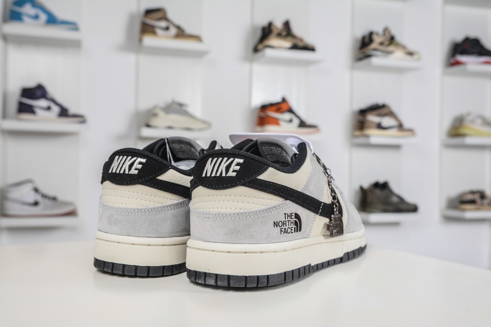 Nike SB Dunk Low x The North Face 北面联名-米灰黑 DN3168-032-Top High Quatity Cheap Sneakers Fashion Clothing Clothes Bags handbags Shoes of all Brand wholesale With The best Quality And Beautiful Price from China Factory Chinese suppliers wholesaler seller Nike SB Dunk Low x The North Face 北面联名-米灰黑 DN3168-032