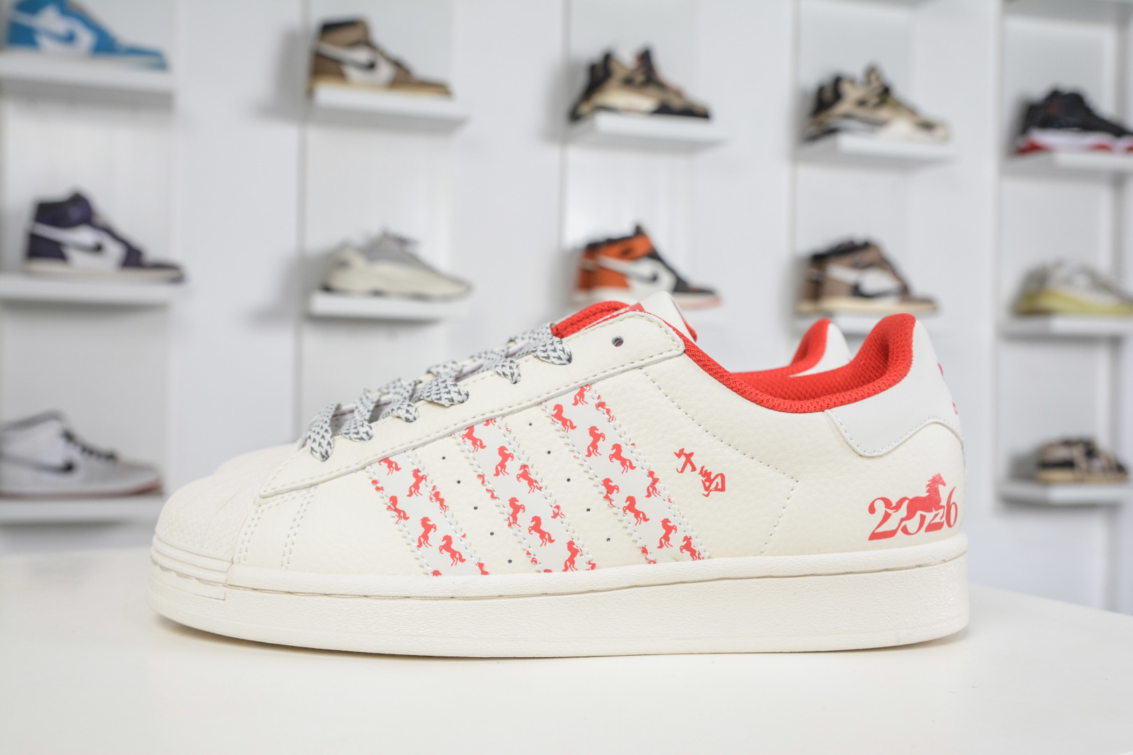 250 Adidas Originals 贝壳头马年联名限定-白红午马”三道杠满印灵动小马图案 LX0918