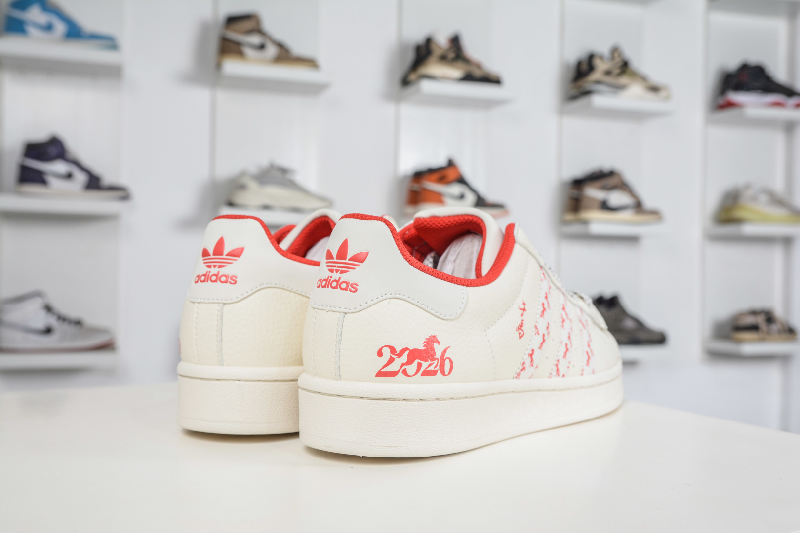 250 Adidas Originals 贝壳头马年联名限定-白红午马”三道杠满印灵动小马图案 LX0918