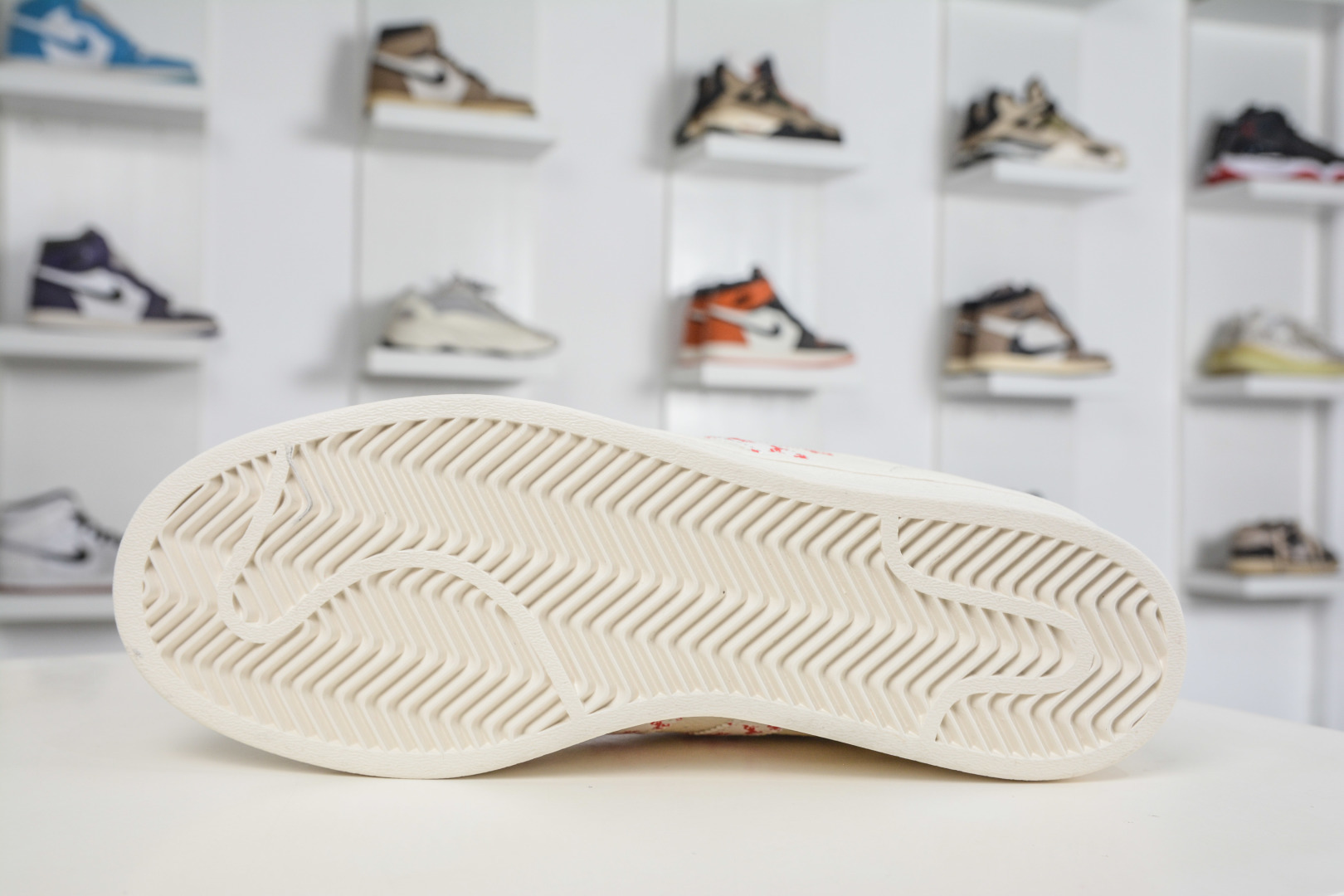 250 Adidas Originals 贝壳头马年联名限定-白红午马”三道杠满印灵动小马图案 LX0918