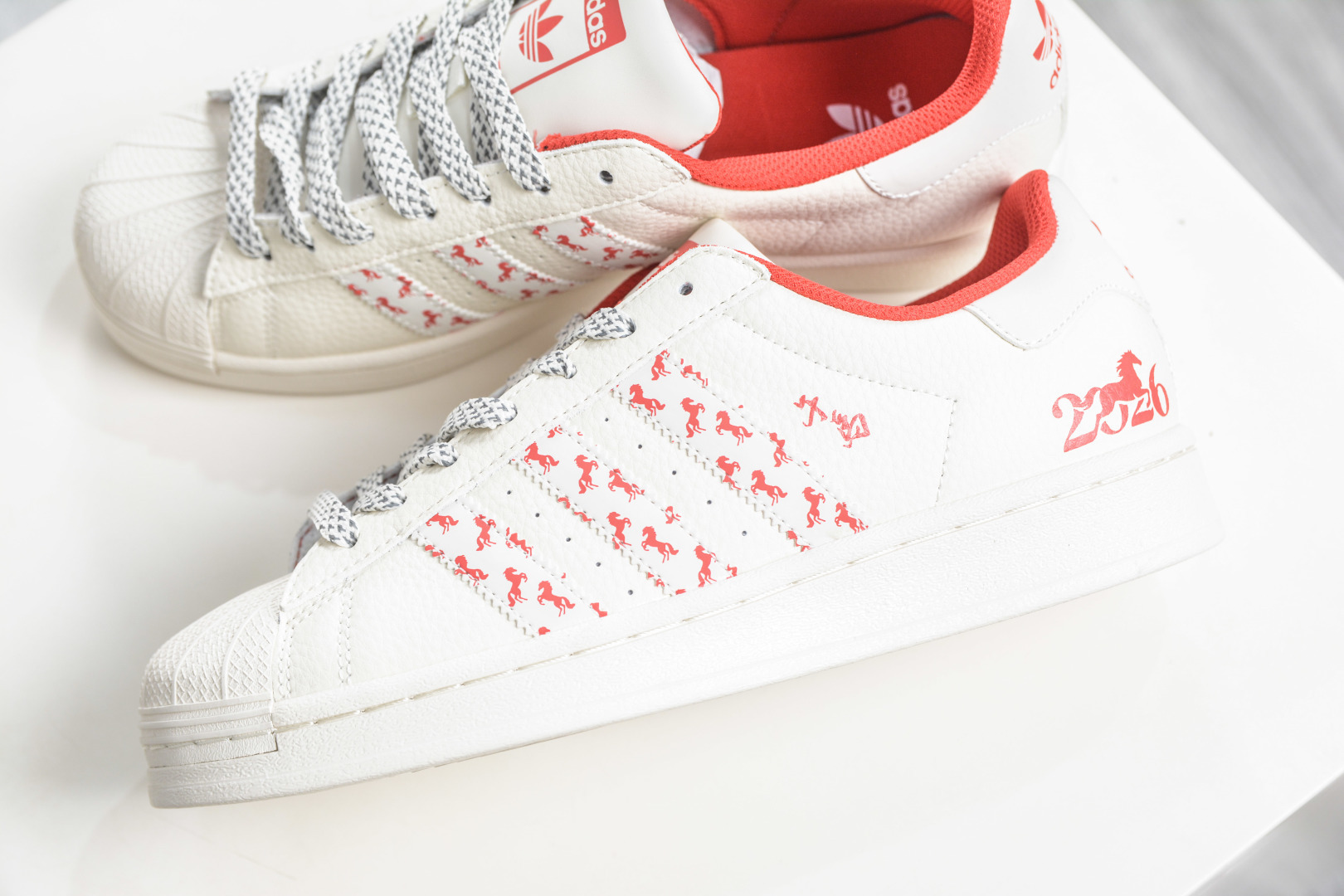 250 Adidas Originals 贝壳头马年联名限定-白红午马”三道杠满印灵动小马图案 LX0918