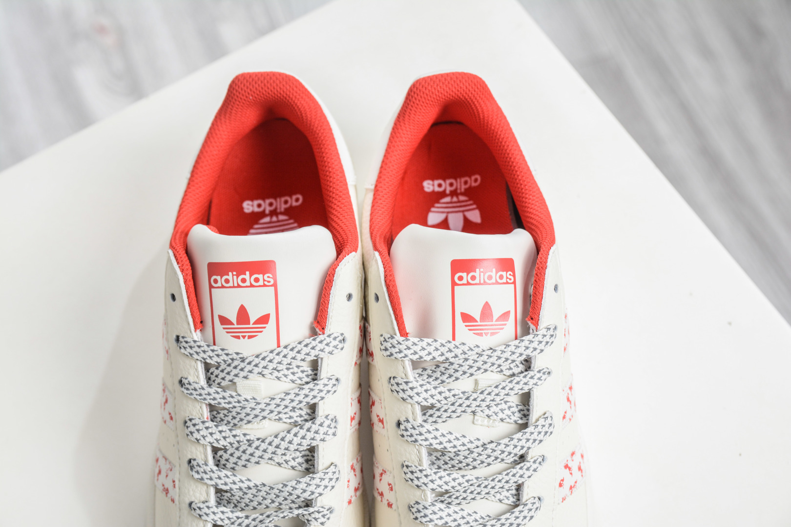 250 Adidas Originals 贝壳头马年联名限定-白红午马”三道杠满印灵动小马图案 LX0918