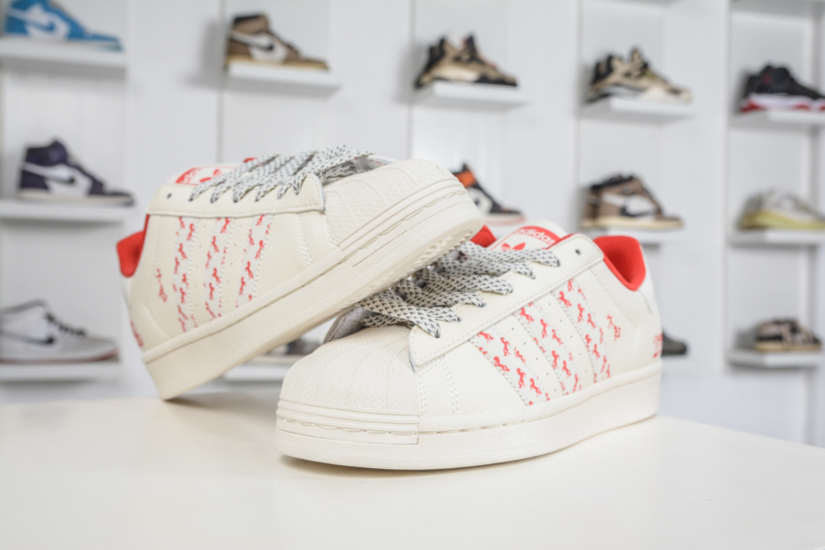 250 Adidas Originals 贝壳头马年联名限定-白红午马”三道杠满印灵动小马图案 LX0918
