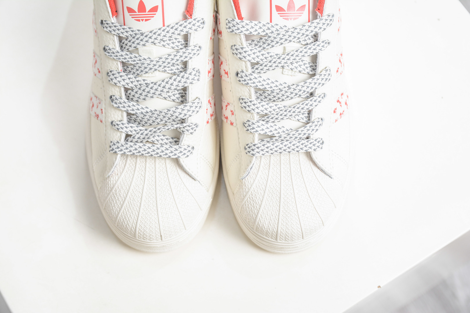 250 Adidas Originals 贝壳头马年联名限定-白红午马”三道杠满印灵动小马图案 LX0918