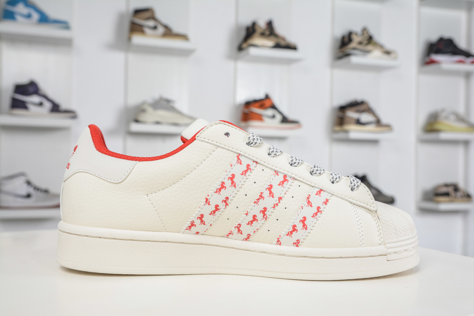 250 Adidas Originals 贝壳头马年联名限定-白红午马”三道杠满印灵动小马图案 LX0918