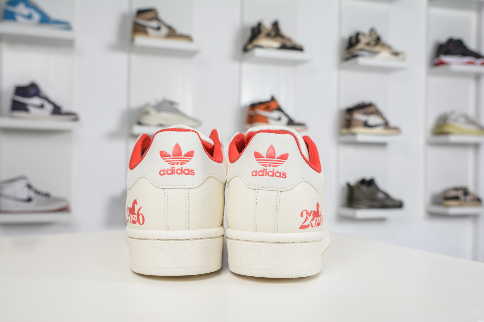 250 Adidas Originals 贝壳头马年联名限定-白红午马”三道杠满印灵动小马图案 LX0918