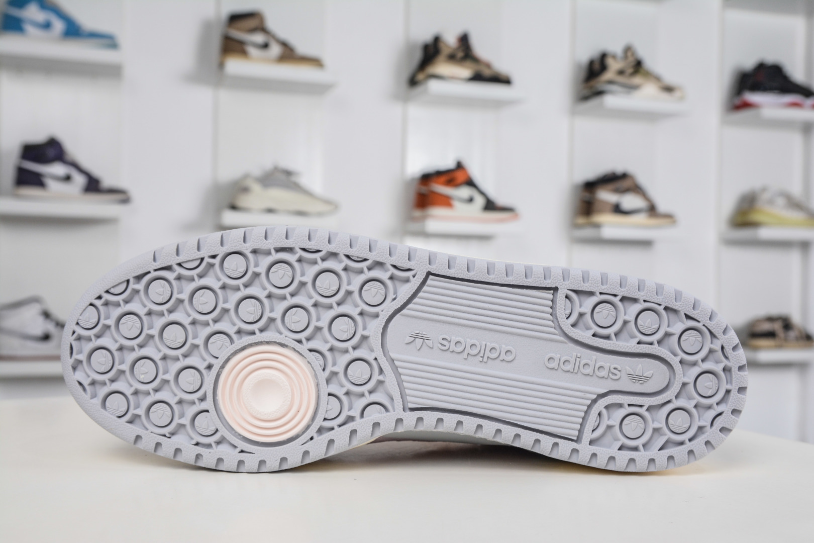 adidas Originals Forum 低帮百搭潮流休闲运动板鞋 JP5891 adidas Originals Forum 低帮百搭潮流休闲运动板鞋 JP5891