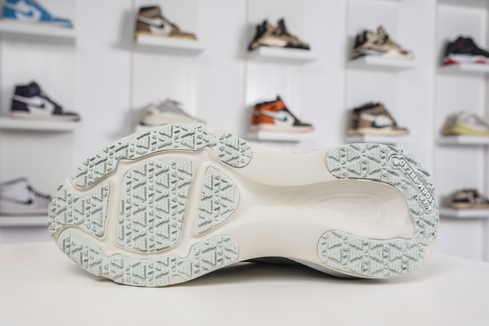 Nike Air Zoom Vomero 18 GTX 全新科技提前原鞋开发 HQ7001-003 Nike Air Zoom Vomero 18 GTX 全新科技提前原鞋开发 HQ7001-003