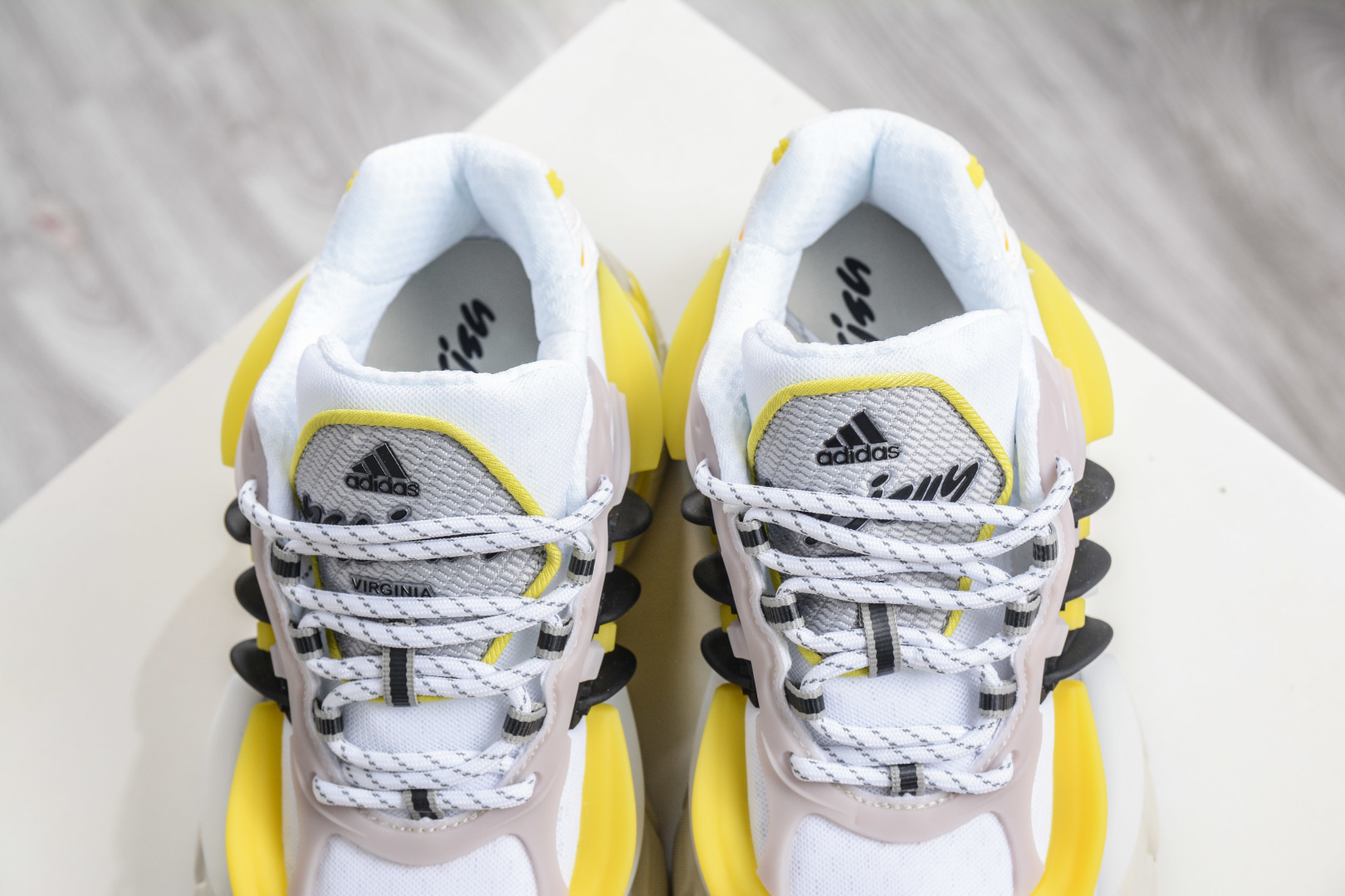 Pharrell Williams x Adidas Virgina AdiJellyfish 阿迪之星水母系列系列低帮老爹风复古透气缓震休闲运动慢跑鞋 JP9267