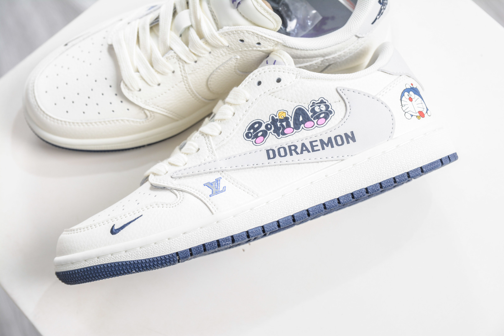 TS x Air Jordan x Louis Vuitton AJ1 Low 倒钩低帮LV联名-哆啦A梦白灰 DZ2688-004-Top High Quatity Cheap Sneakers Fashion Clothing Clothes Bags handbags Shoes of all Brand wholesale With The best Quality And Beautiful Price from China Factory Chinese suppliers wholesaler seller TS x Air Jordan x Louis Vuitton AJ1 Low 倒钩低帮LV联名-哆啦A梦白灰 DZ2688-004