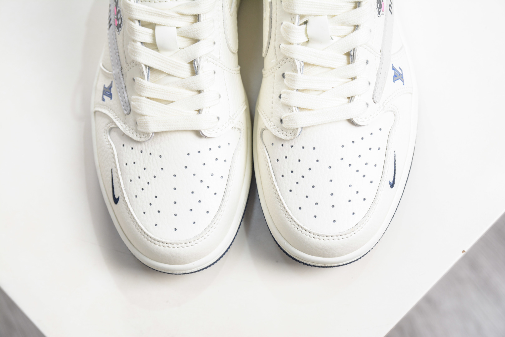 TS x Air Jordan x Louis Vuitton AJ1 Low 倒钩低帮LV联名-哆啦A梦白灰 DZ2688-004-Top High Quatity Cheap Sneakers Fashion Clothing Clothes Bags handbags Shoes of all Brand wholesale With The best Quality And Beautiful Price from China Factory Chinese suppliers wholesaler seller TS x Air Jordan x Louis Vuitton AJ1 Low 倒钩低帮LV联名-哆啦A梦白灰 DZ2688-004