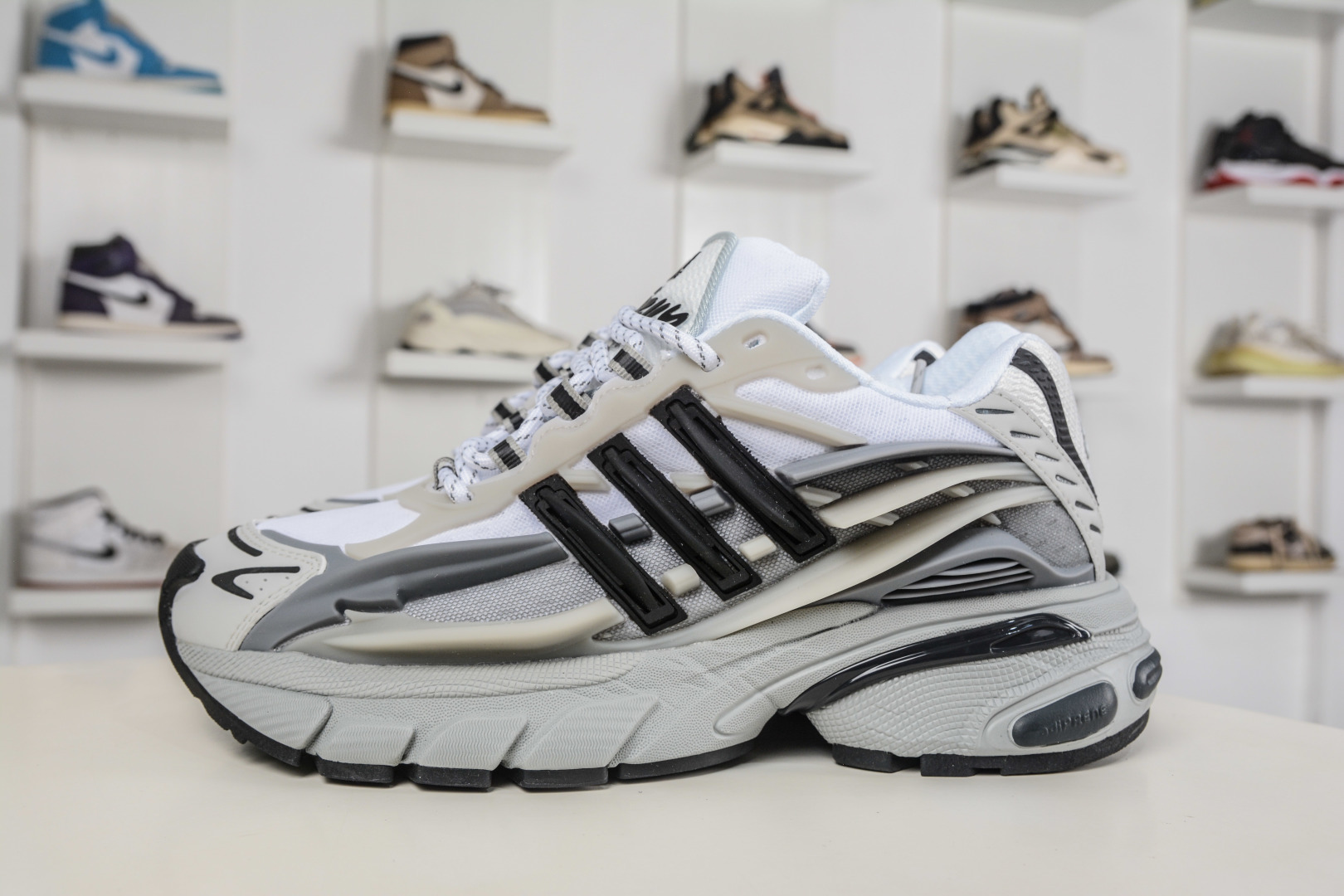 Pharrell Williams x Adidas Virgina AdiJellyfish 阿迪之星水母系列系列低帮老爹风复古透气缓震休闲运动慢跑鞋 JP9265 Pharrell Williams x Adidas Virgina AdiJellyfish 阿迪之星水母系列系列低帮老爹风复古透气缓震休闲运动慢跑鞋 JP9265