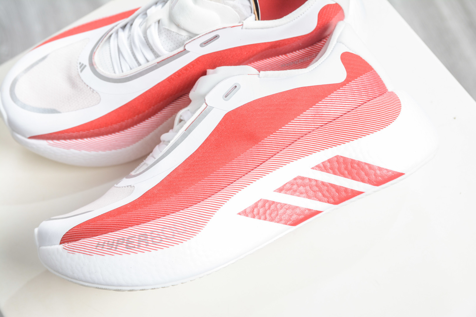 AD Hyper Boost Edge M 白红 马拉松轻量竞速运动跑鞋 CELERMESH针织网面非常轻薄 KI1913