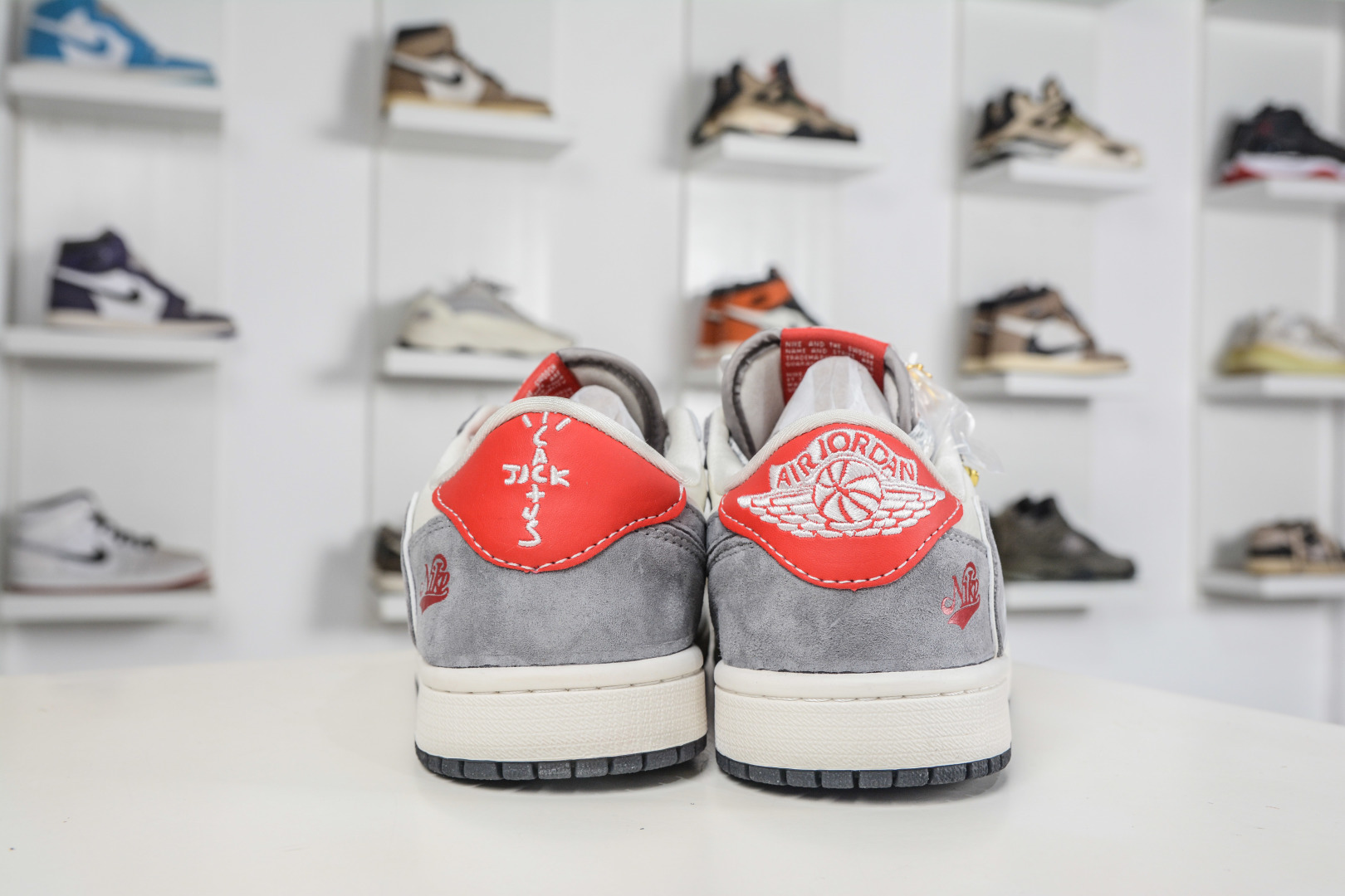 270 Travis Scott x Air Jordan 1 Low乔丹1代低帮倒钩马年限定-米白灰红 JW1188-179