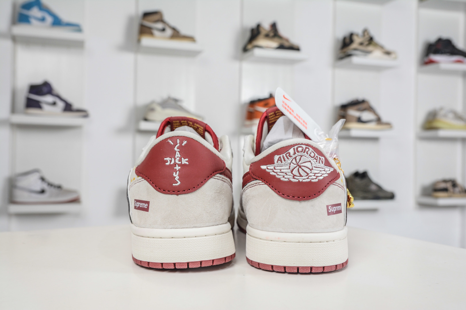 Supreme x Travis Scott x Air Jordan 1 Low乔丹1代低帮倒钩Sup马年限定联名-米灰红 JW1188-180-Top High Quatity Cheap Sneakers Fashion Clothing Clothes Bags handbags Shoes of all Brand wholesale With The best Quality And Beautiful Price from China Factory Chinese suppliers wholesaler seller Supreme x Travis Scott x Air Jordan 1 Low乔丹1代低帮倒钩Sup马年限定联名-米灰红 JW1188-180