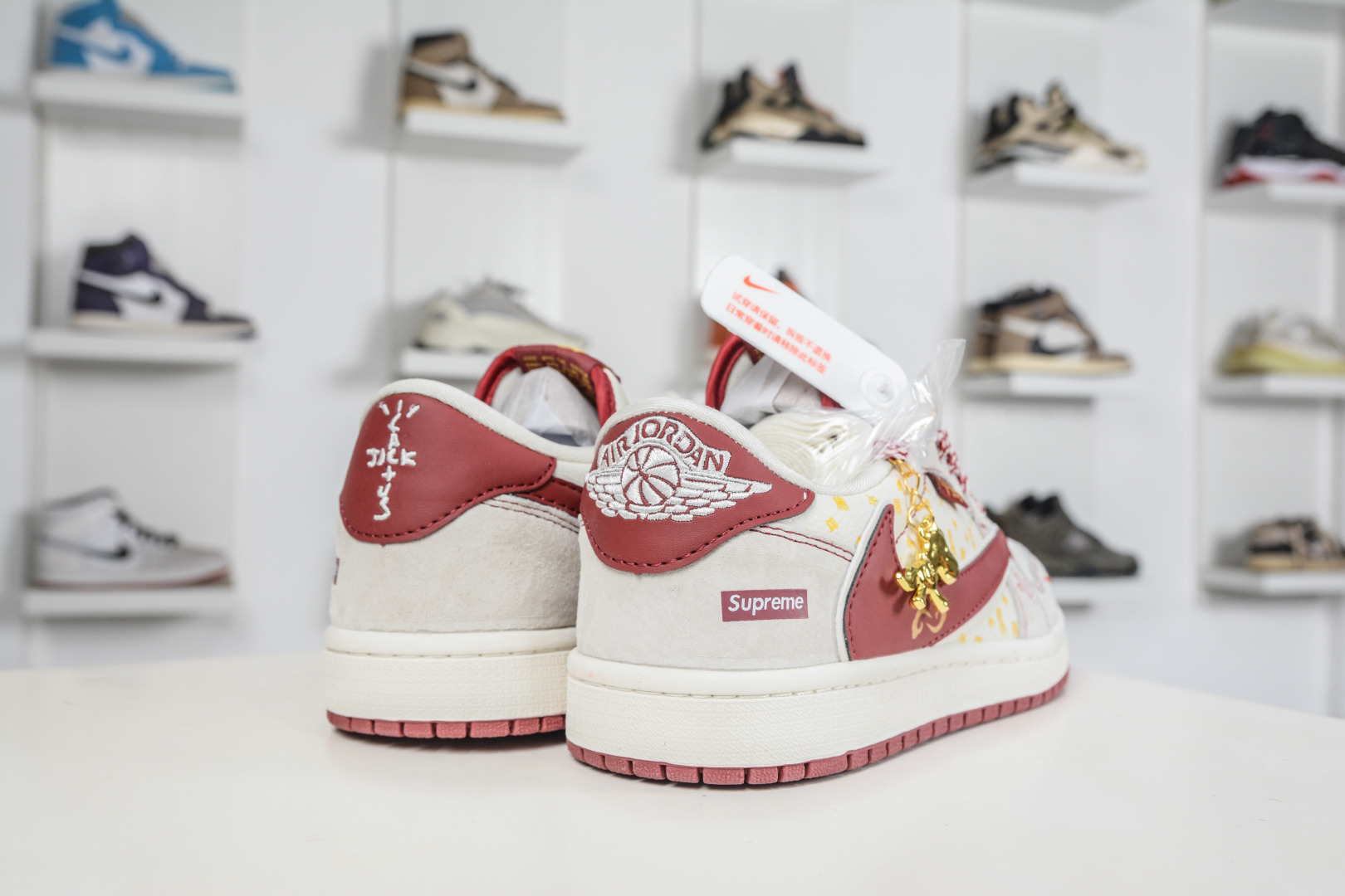 Supreme x Travis Scott x Air Jordan 1 Low乔丹1代低帮倒钩Sup马年限定联名-米灰红 JW1188-180-Top High Quatity Cheap Sneakers Fashion Clothing Clothes Bags handbags Shoes of all Brand wholesale With The best Quality And Beautiful Price from China Factory Chinese suppliers wholesaler seller Supreme x Travis Scott x Air Jordan 1 Low乔丹1代低帮倒钩Sup马年限定联名-米灰红 JW1188-180