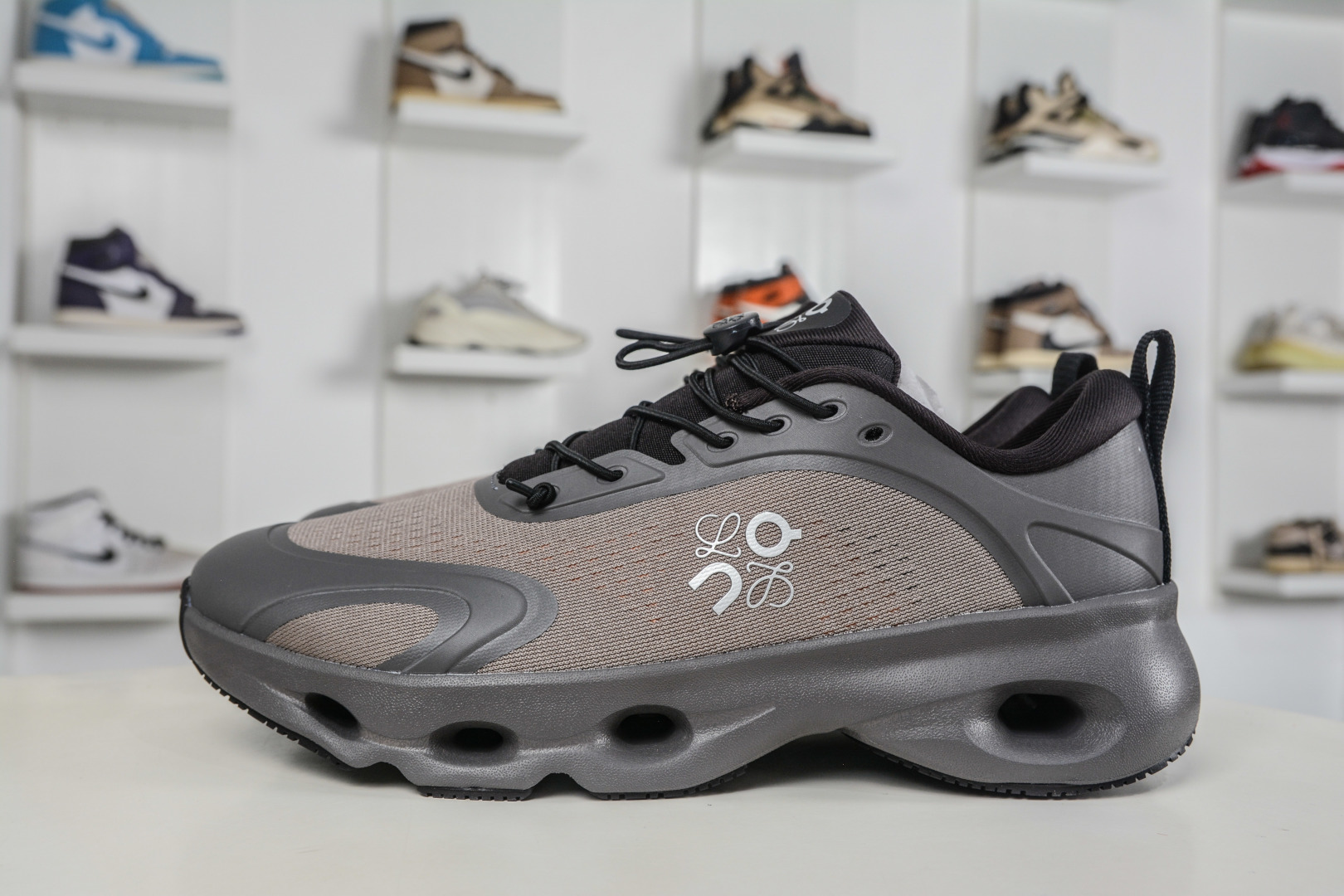 330 LOEWE罗意威 x ON昂跑 联名款 Cloudsolo 3MF3066-Chinese UA Cheap High Quatity Brand Clothes Bags handbags Sneakers wholesale wholesaler seller from China Factory suppliers Fashion Clothing Shoes best Quality Beautiful Price 330 LOEWE罗意威 x ON昂跑 联名款 Cloudsolo 3MF3066