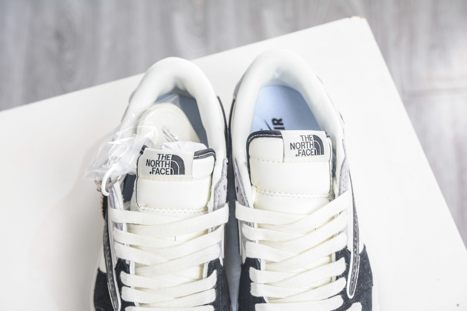 The North Face x Travis Scott x Air Jordan 1 Low 乔丹1代低帮倒钩北面联名-黑白灰 JW1188-172-Top High Quatity Cheap Sneakers Fashion Clothing Clothes Bags handbags Shoes of all Brand wholesale With The best Quality And Beautiful Price from China Factory Chinese suppliers wholesaler seller The North Face x Travis Scott x Air Jordan 1 Low 乔丹1代低帮倒钩北面联名-黑白灰 JW1188-172