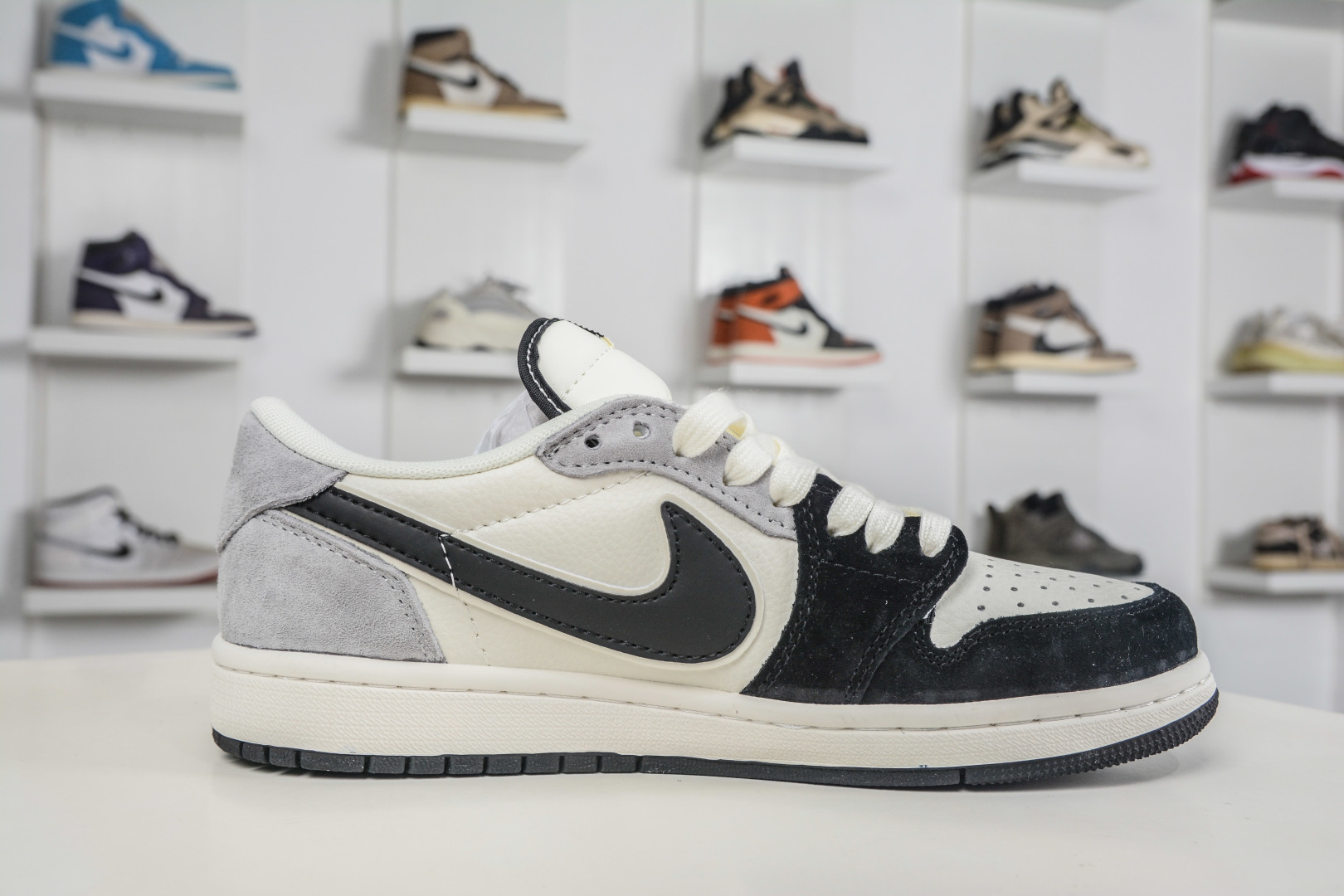 The North Face x Travis Scott x Air Jordan 1 Low 乔丹1代低帮倒钩北面联名-黑白灰 JW1188-172-Top High Quatity Cheap Sneakers Fashion Clothing Clothes Bags handbags Shoes of all Brand wholesale With The best Quality And Beautiful Price from China Factory Chinese suppliers wholesaler seller The North Face x Travis Scott x Air Jordan 1 Low 乔丹1代低帮倒钩北面联名-黑白灰 JW1188-172