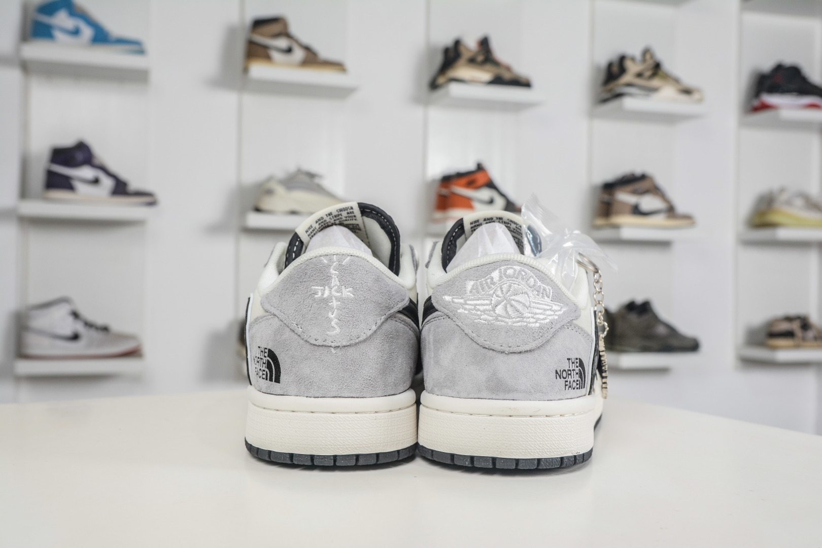 The North Face x Travis Scott x Air Jordan 1 Low 乔丹1代低帮倒钩北面联名-黑白灰 JW1188-172-Top High Quatity Cheap Sneakers Fashion Clothing Clothes Bags handbags Shoes of all Brand wholesale With The best Quality And Beautiful Price from China Factory Chinese suppliers wholesaler seller The North Face x Travis Scott x Air Jordan 1 Low 乔丹1代低帮倒钩北面联名-黑白灰 JW1188-172