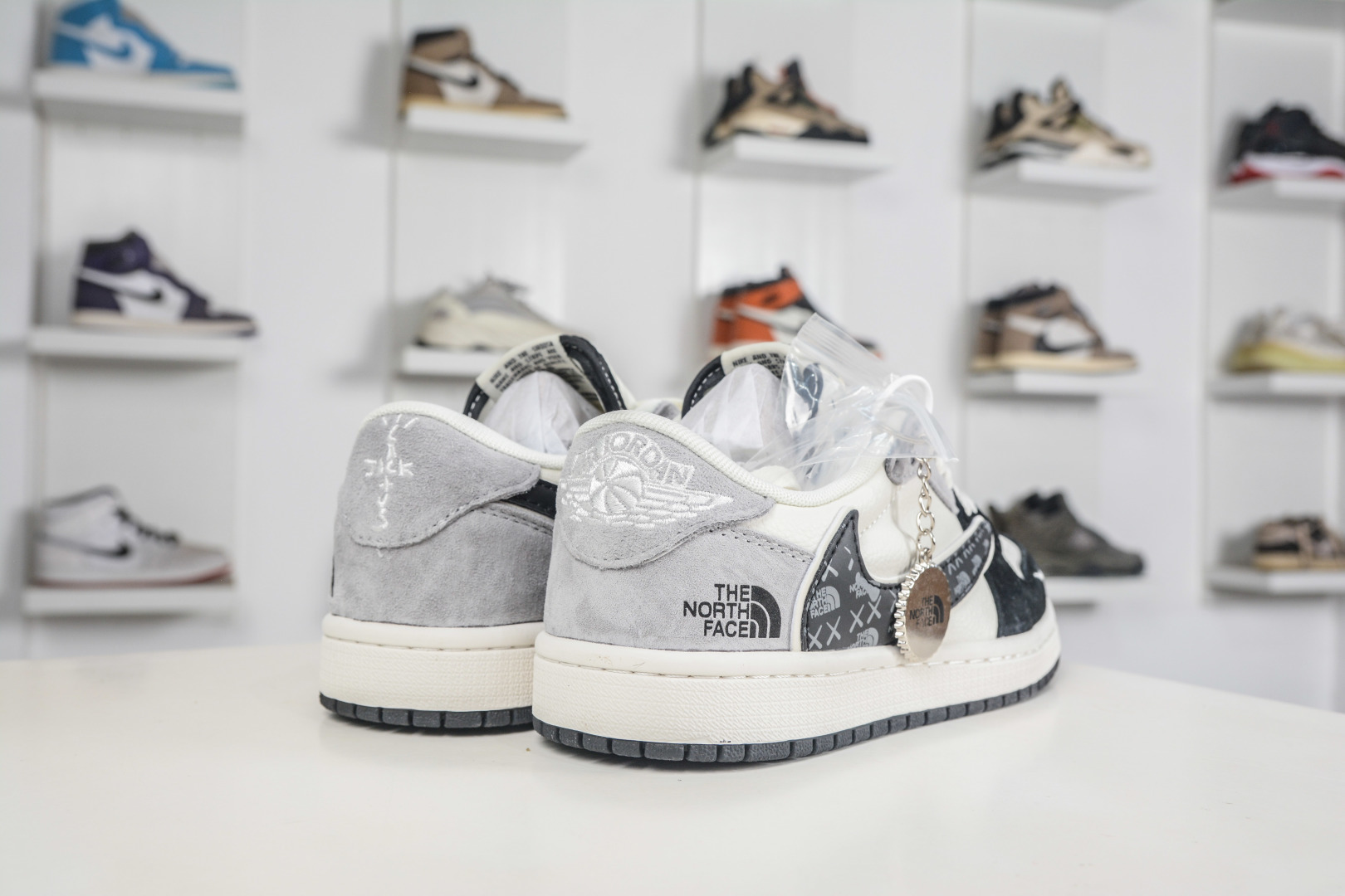 The North Face x Travis Scott x Air Jordan 1 Low 乔丹1代低帮倒钩北面联名-黑白灰 JW1188-172-Top High Quatity Cheap Sneakers Fashion Clothing Clothes Bags handbags Shoes of all Brand wholesale With The best Quality And Beautiful Price from China Factory Chinese suppliers wholesaler seller The North Face x Travis Scott x Air Jordan 1 Low 乔丹1代低帮倒钩北面联名-黑白灰 JW1188-172