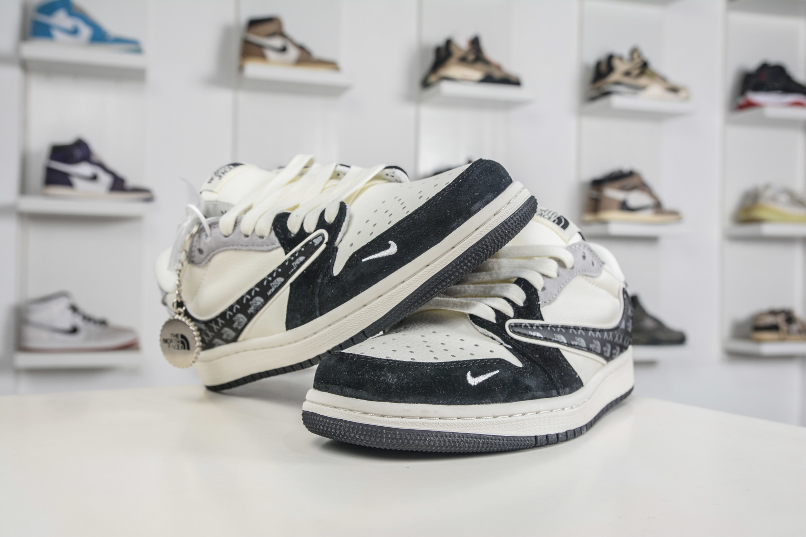The North Face x Travis Scott x Air Jordan 1 Low 乔丹1代低帮倒钩北面联名-黑白灰 JW1188-172-Top High Quatity Cheap Sneakers Fashion Clothing Clothes Bags handbags Shoes of all Brand wholesale With The best Quality And Beautiful Price from China Factory Chinese suppliers wholesaler seller The North Face x Travis Scott x Air Jordan 1 Low 乔丹1代低帮倒钩北面联名-黑白灰 JW1188-172