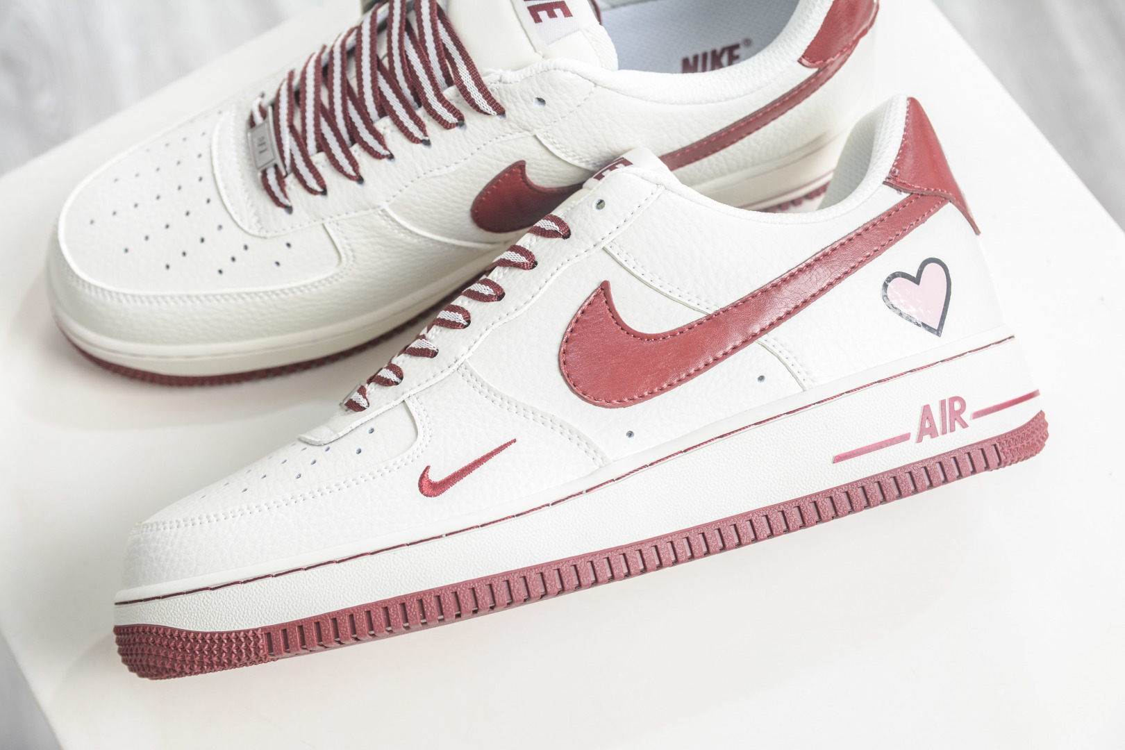 Nike Air Force 1 Low 情人节限定 白韵红缘 NH0601-539-Top High Quatity Cheap Sneakers Fashion Clothing Clothes Bags handbags Shoes of all Brand wholesale With The best Quality And Beautiful Price from China Factory Chinese suppliers wholesaler seller Nike Air Force 1 Low 情人节限定 白韵红缘 NH0601-539