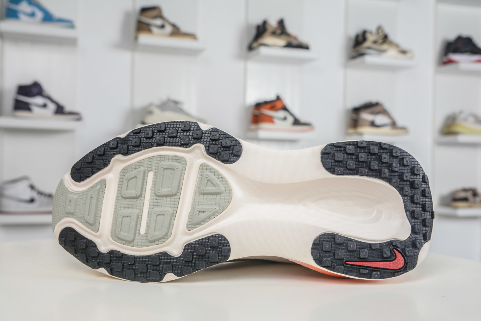 Nike Air Zoom Vomero 18 IQ1131-120-Top High Quatity Cheap Sneakers Fashion Clothing Clothes Bags handbags Shoes of all Brand wholesale With The best Quality And Beautiful Price from China Factory Chinese suppliers wholesaler seller Nike Air Zoom Vomero 18 IQ1131-120