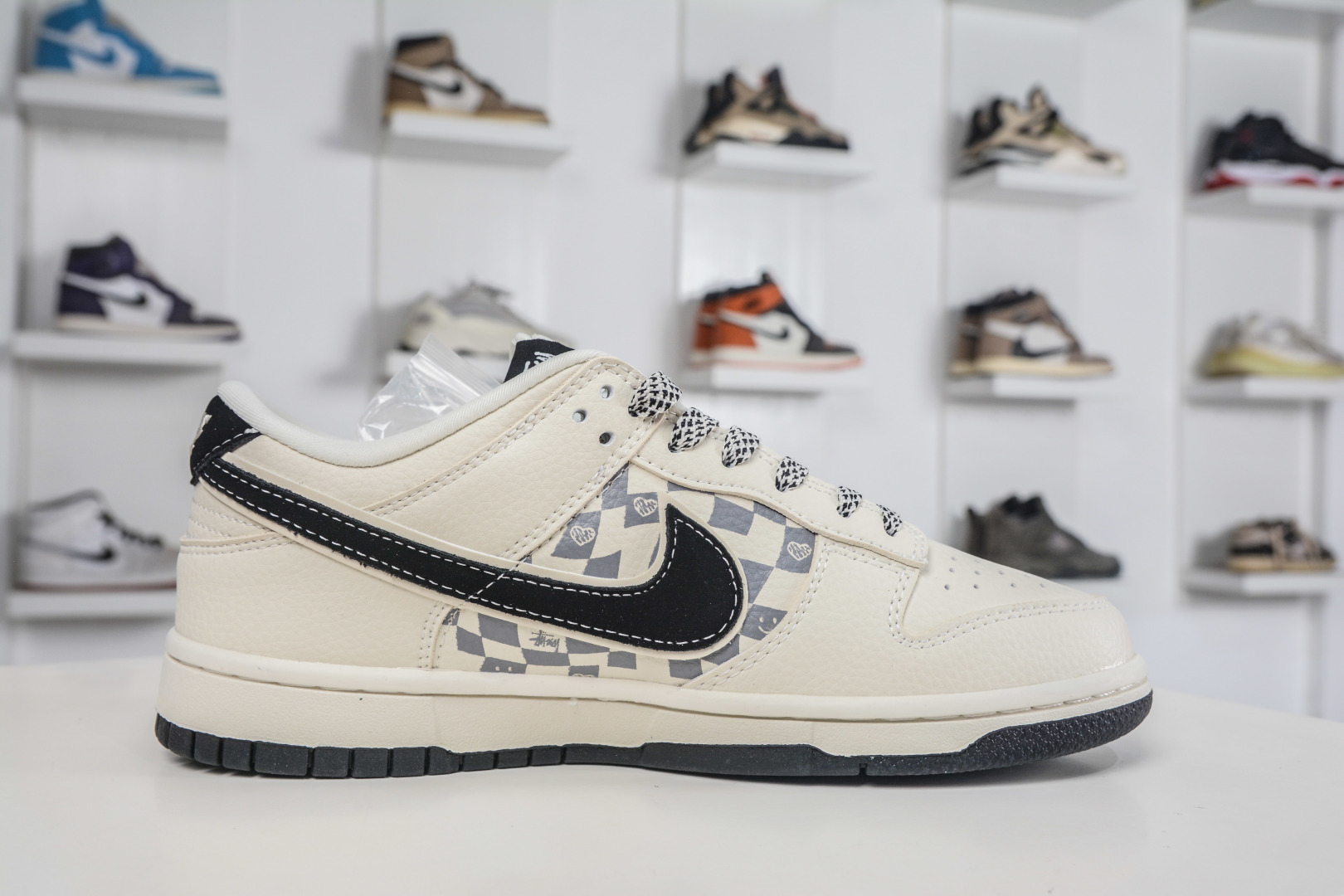 Nike SB Dunk Low X Stussy 斯图西联名-白黑双钩爱心 TX1688-021-Top High Quatity Cheap Sneakers Fashion Clothing Clothes Bags handbags Shoes of all Brand wholesale With The best Quality And Beautiful Price from China Factory Chinese suppliers wholesaler seller Nike SB Dunk Low X Stussy 斯图西联名-白黑双钩爱心 TX1688-021