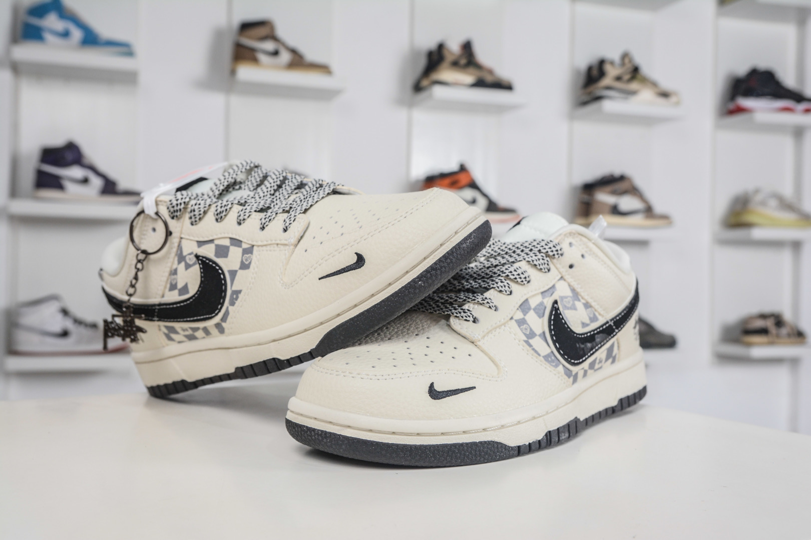 Nike SB Dunk Low X Stussy 斯图西联名-白黑双钩爱心 TX1688-021-Top High Quatity Cheap Sneakers Fashion Clothing Clothes Bags handbags Shoes of all Brand wholesale With The best Quality And Beautiful Price from China Factory Chinese suppliers wholesaler seller Nike SB Dunk Low X Stussy 斯图西联名-白黑双钩爱心 TX1688-021