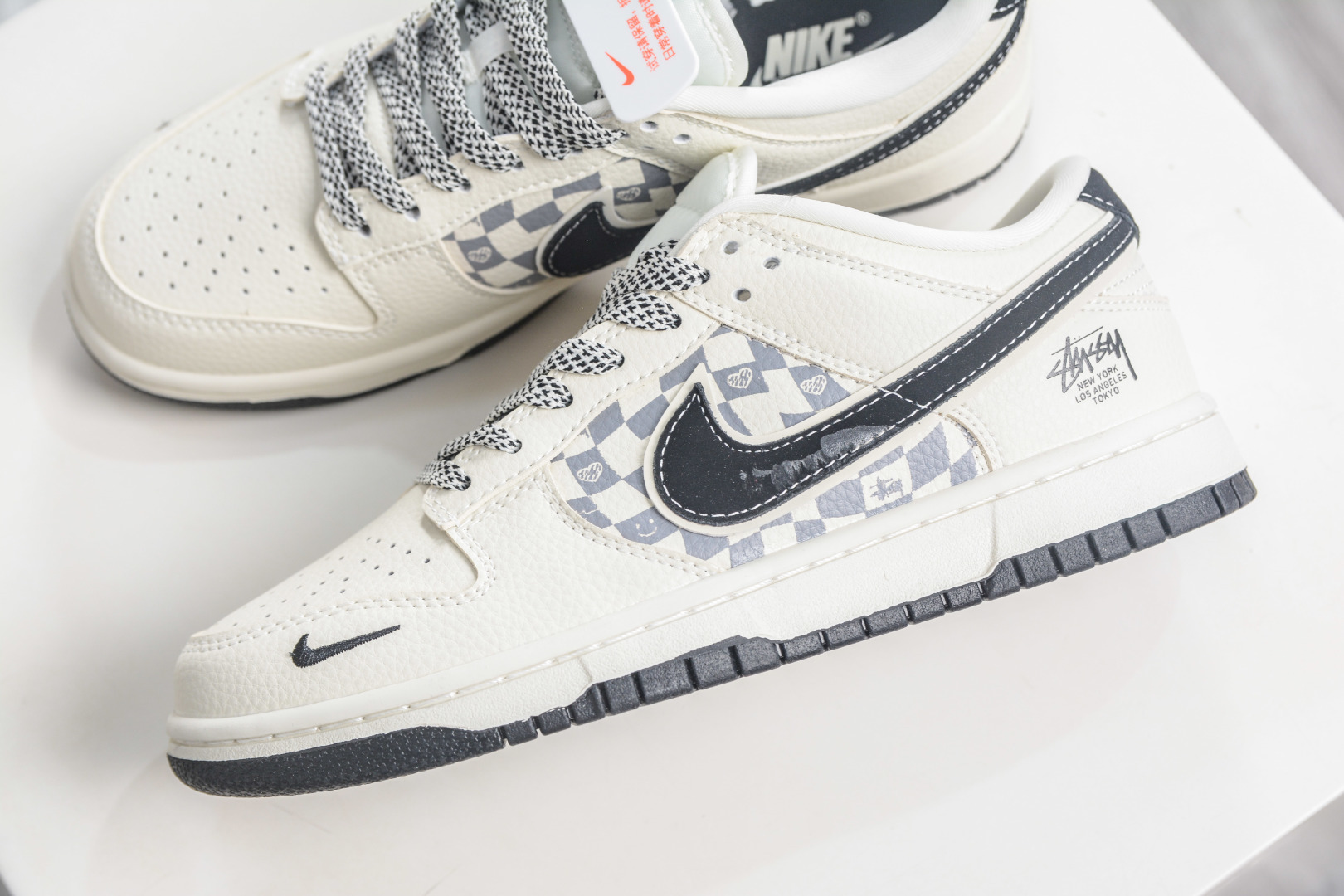 Nike SB Dunk Low X Stussy 斯图西联名-白黑双钩爱心 TX1688-021-Top High Quatity Cheap Sneakers Fashion Clothing Clothes Bags handbags Shoes of all Brand wholesale With The best Quality And Beautiful Price from China Factory Chinese suppliers wholesaler seller Nike SB Dunk Low X Stussy 斯图西联名-白黑双钩爱心 TX1688-021