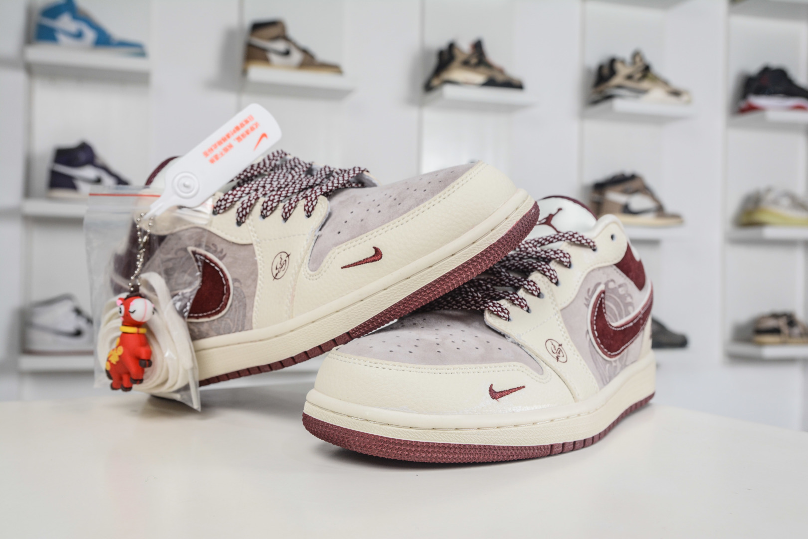 270 Air Jordan 1 Retro Low x Supreme SUP马年限定联名-米白酒红 LD8888-014-Chinese UA Cheap High Quatity Brand Clothes Bags handbags Sneakers wholesale wholesaler seller from China Factory suppliers Fashion Clothing Shoes best Quality Beautiful Price 270 Air Jordan 1 Retro Low x Supreme SUP马年限定联名-米白酒红 LD8888-014