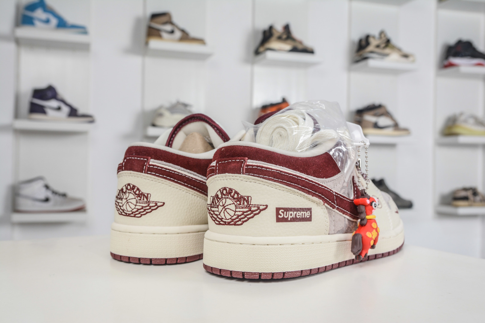 270 Air Jordan 1 Retro Low x Supreme SUP马年限定联名-米白酒红 LD8888-014-Chinese UA Cheap High Quatity Brand Clothes Bags handbags Sneakers wholesale wholesaler seller from China Factory suppliers Fashion Clothing Shoes best Quality Beautiful Price 270 Air Jordan 1 Retro Low x Supreme SUP马年限定联名-米白酒红 LD8888-014
