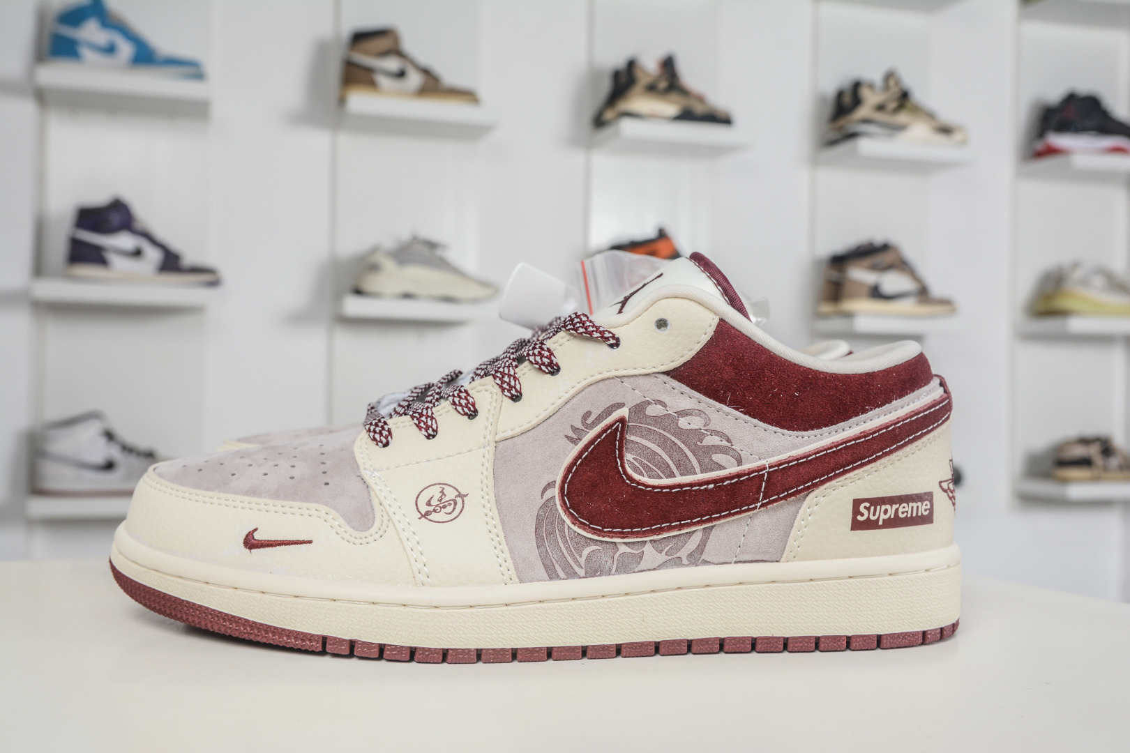 270 Air Jordan 1 Retro Low x Supreme SUP马年限定联名-米白酒红 LD8888-014-Chinese UA Cheap High Quatity Brand Clothes Bags handbags Sneakers wholesale wholesaler seller from China Factory suppliers Fashion Clothing Shoes best Quality Beautiful Price 270 Air Jordan 1 Retro Low x Supreme SUP马年限定联名-米白酒红 LD8888-014