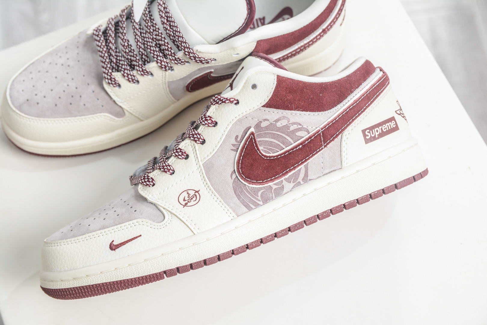 270 Air Jordan 1 Retro Low x Supreme SUP马年限定联名-米白酒红 LD8888-014-Chinese UA Cheap High Quatity Brand Clothes Bags handbags Sneakers wholesale wholesaler seller from China Factory suppliers Fashion Clothing Shoes best Quality Beautiful Price 270 Air Jordan 1 Retro Low x Supreme SUP马年限定联名-米白酒红 LD8888-014