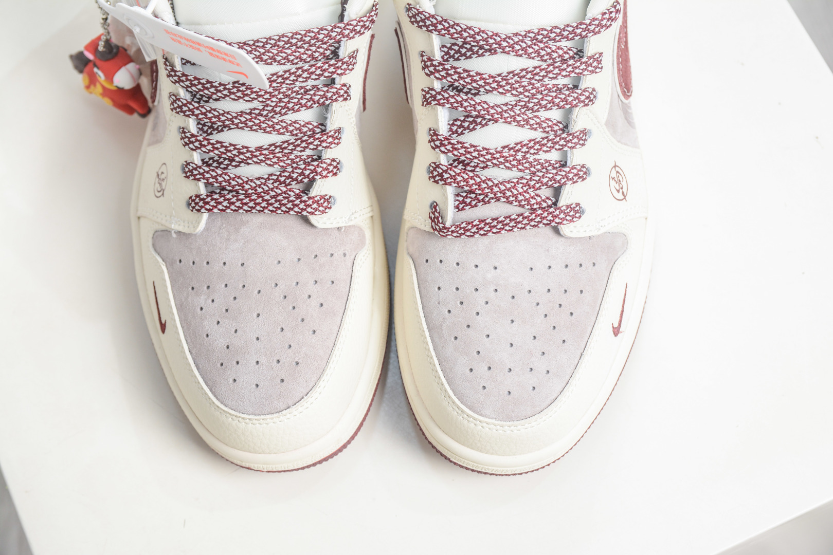 270 Air Jordan 1 Retro Low x Supreme SUP马年限定联名-米白酒红 LD8888-014-Chinese UA Cheap High Quatity Brand Clothes Bags handbags Sneakers wholesale wholesaler seller from China Factory suppliers Fashion Clothing Shoes best Quality Beautiful Price 270 Air Jordan 1 Retro Low x Supreme SUP马年限定联名-米白酒红 LD8888-014