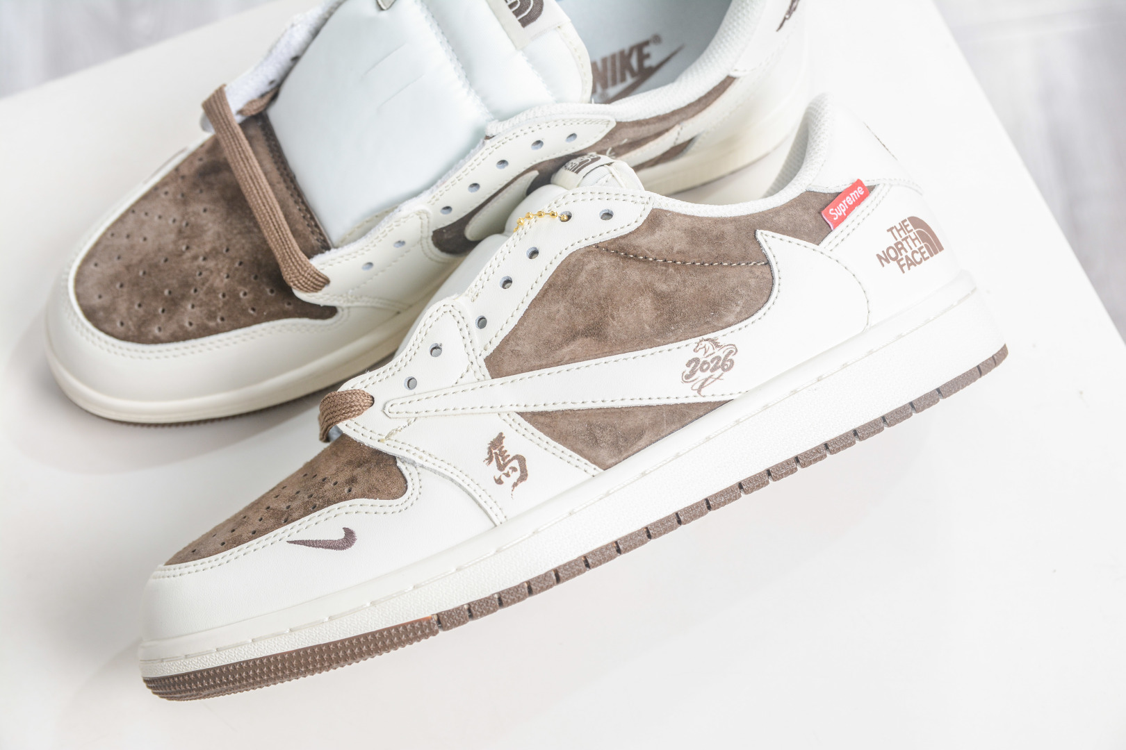 The North Face x Supreme x Travis Scott x Air Jordan 1 Low乔丹1代低帮倒钩北面Sup马年限定联名-白棕 DM7866-129-Top High Quatity Cheap Sneakers Fashion Clothing Clothes Bags handbags Shoes of all Brand wholesale With The best Quality And Beautiful Price from China Factory Chinese suppliers wholesaler seller The North Face x Supreme x Travis Scott x Air Jordan 1 Low乔丹1代低帮倒钩北面Sup马年限定联名-白棕 DM7866-129