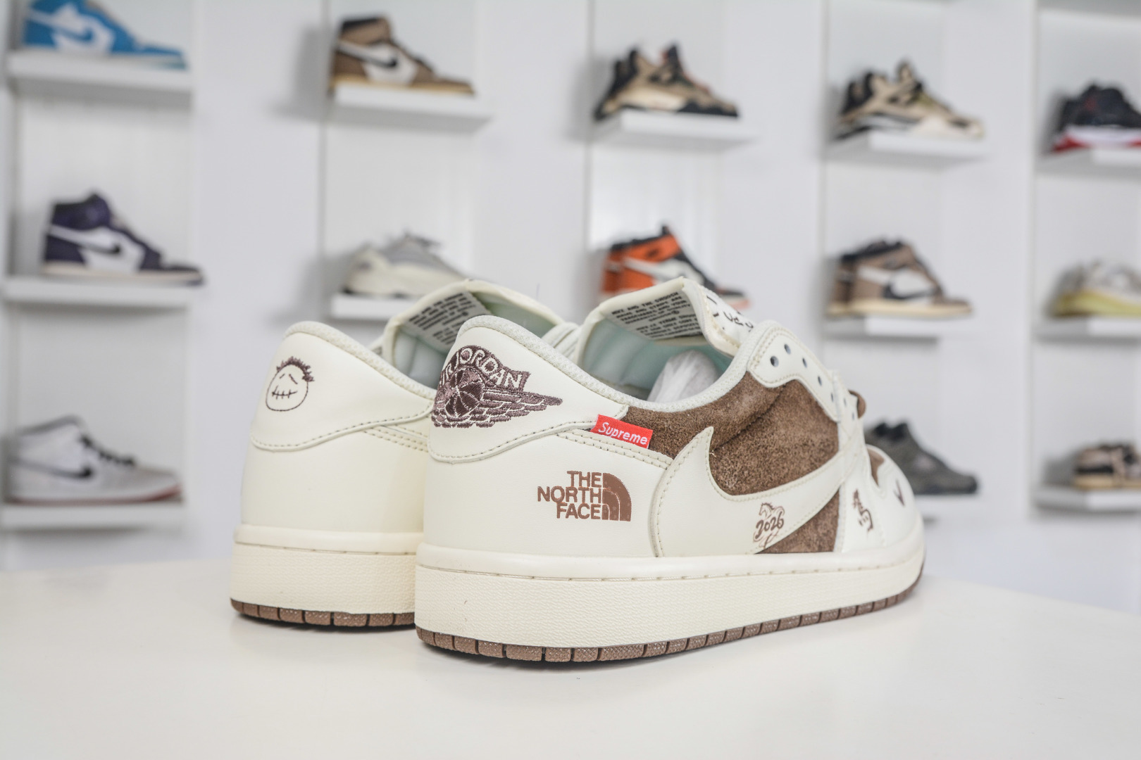 The North Face x Supreme x Travis Scott x Air Jordan 1 Low乔丹1代低帮倒钩北面Sup马年限定联名-白棕 DM7866-129-Top High Quatity Cheap Sneakers Fashion Clothing Clothes Bags handbags Shoes of all Brand wholesale With The best Quality And Beautiful Price from China Factory Chinese suppliers wholesaler seller The North Face x Supreme x Travis Scott x Air Jordan 1 Low乔丹1代低帮倒钩北面Sup马年限定联名-白棕 DM7866-129