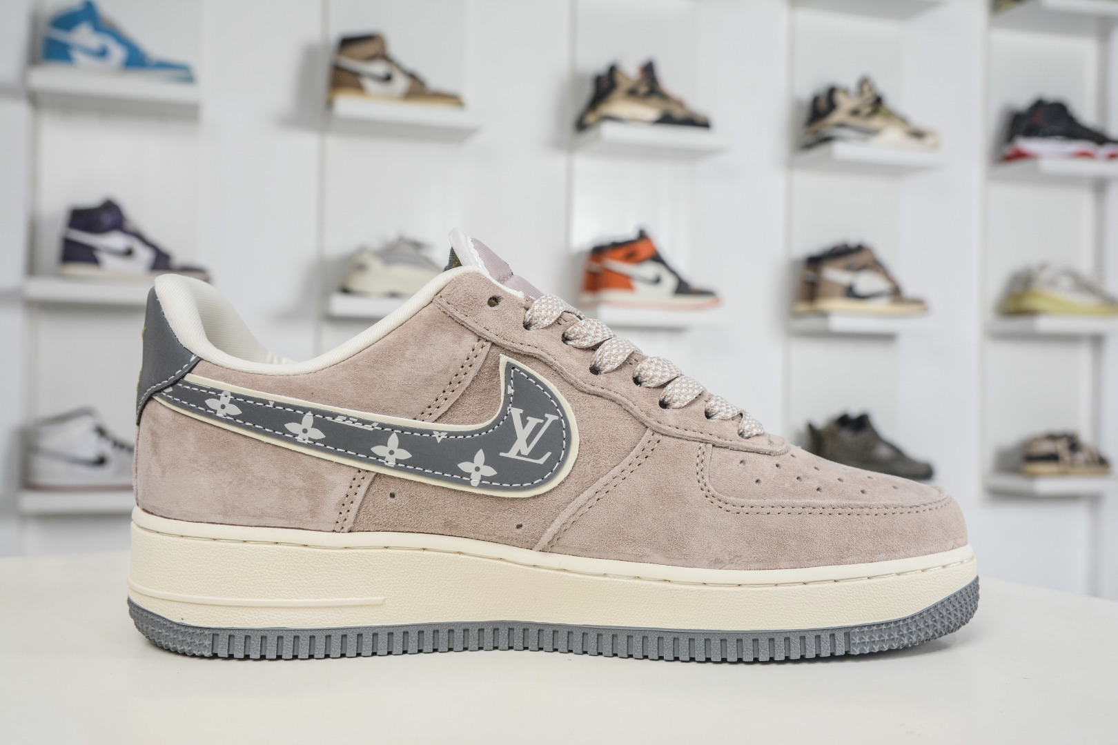 260 Nike Air Force 1 Low 07 x Louis Vuitton LV联名-老花麂皮 KL1688-003-Chinese UA Cheap High Quatity Brand Clothes Bags handbags Sneakers wholesale wholesaler seller from China Factory suppliers Fashion Clothing Shoes best Quality Beautiful Price 260 Nike Air Force 1 Low 07 x Louis Vuitton LV联名-老花麂皮 KL1688-003
